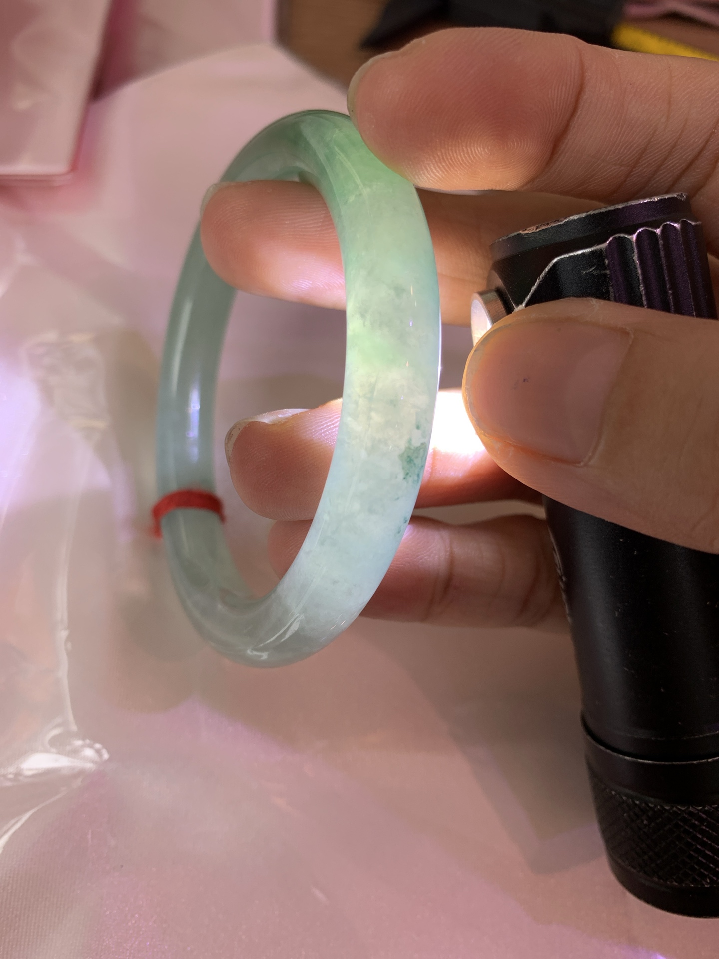 冰晴飘绿美人条 52.1-8.2-8.9 0619-N1021-2 打灯细纹，表皮微扣，底妆水润细腻，满圈晴绿底色飘金丝绿花，鲜艳得像新冒头的嫩芽，灵动清新，即柔和又充满生机