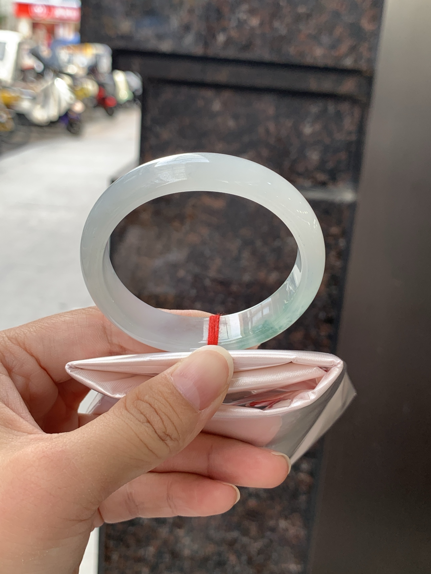 冰飘花贵妃 51-45.5-14-6.5 0619-N1029 打灯细纹，底妆冰润细腻，冰底中开出了朵朵蓝花，飘花灵动飘逸，勾勒出一幅唯美诗意的山水意境画，古典优雅又秀气