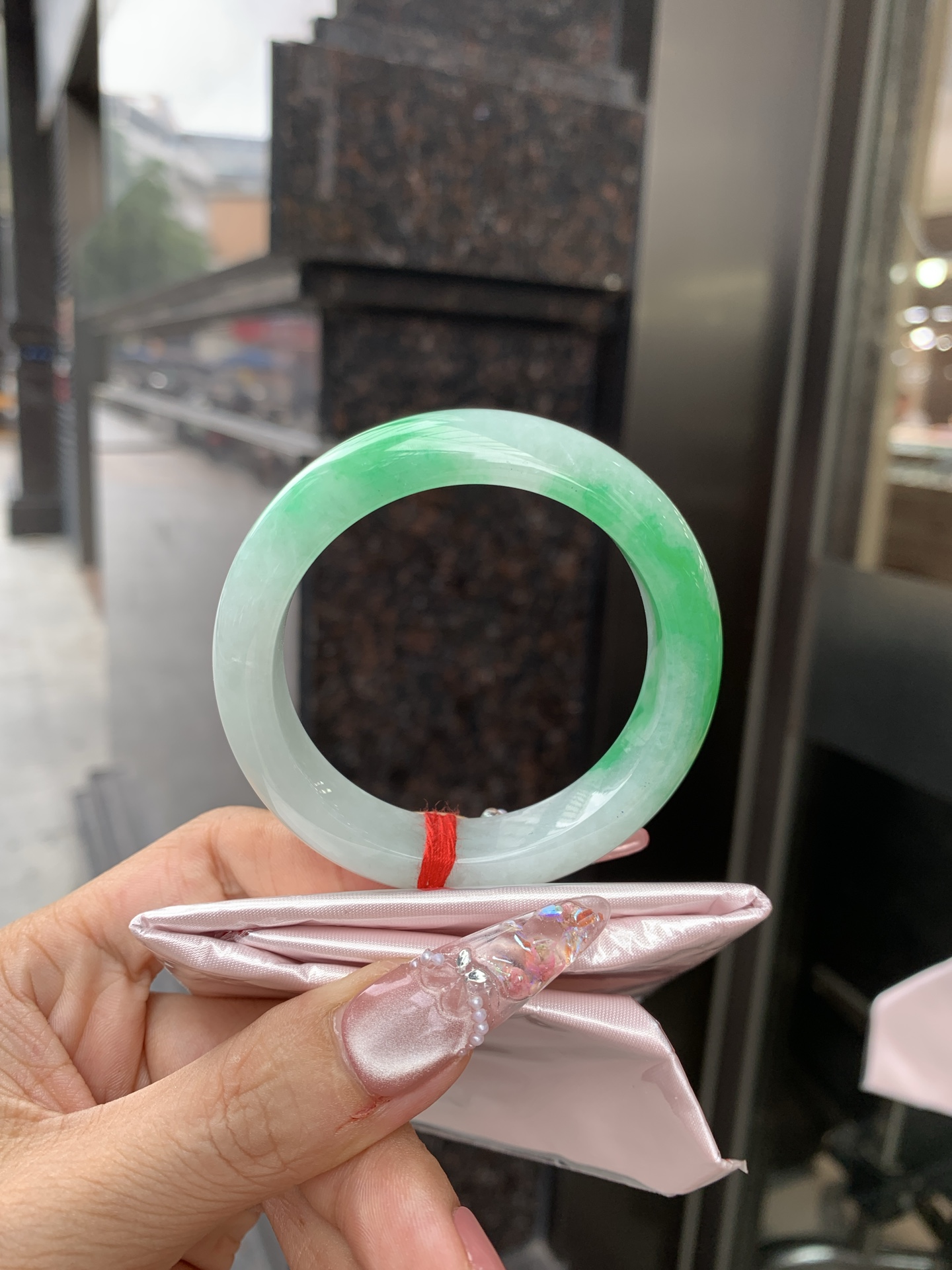 白底青阳绿正圈 51.2-8.3-12.4 0619-612U4W 打灯棉根，半圈阳绿花点缀腕间风华，干净纯净的底色上，一抹翠色肆意流淌，宛如春日里的繁华盛景