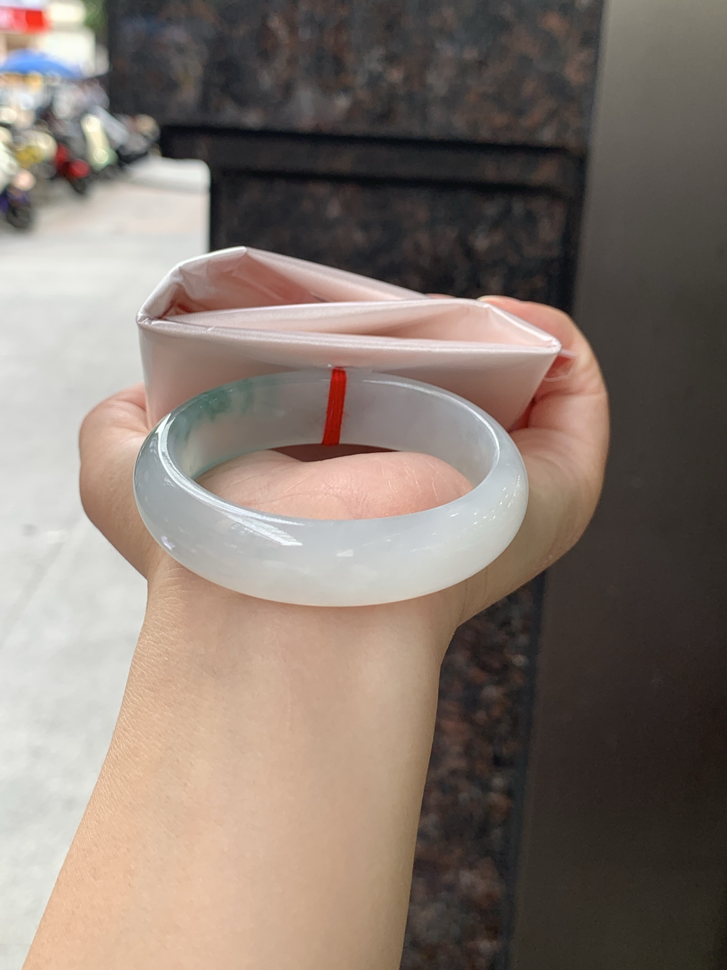 冰飘花贵妃 51-45.5-14-6.5 0619-N1029 打灯细纹，底妆冰润细腻，冰底中开出了朵朵蓝花，飘花灵动飘逸，勾勒出一幅唯美诗意的山水意境画，古典优雅又秀气