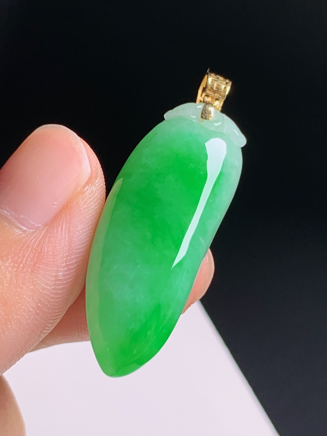 阳绿福瓜吊坠，正色匀绿水润饱满，极简金扣简约大气，寓意福气绵延兴旺