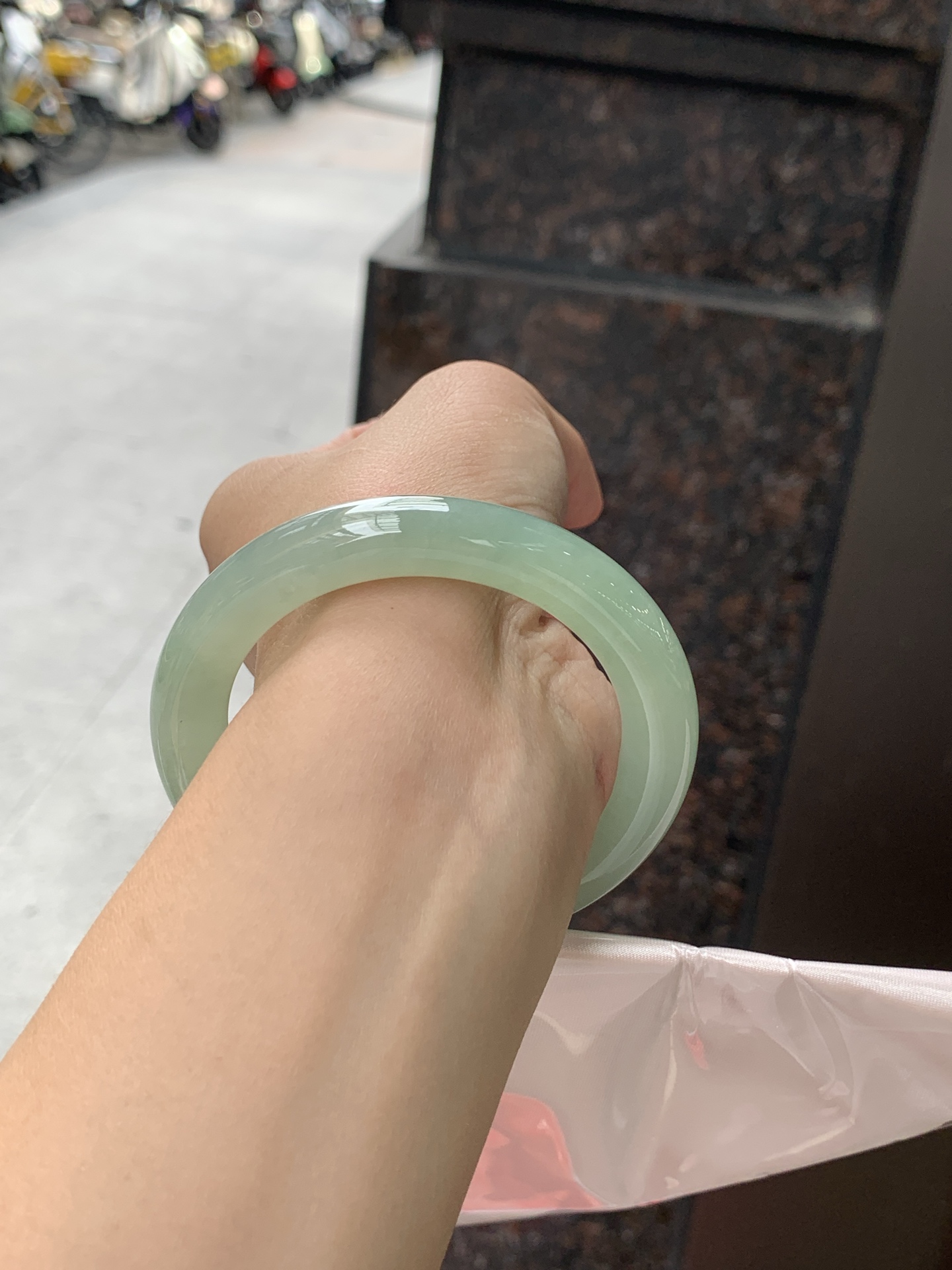 葡萄肉圆条 0619-WL-423 打灯裂，不扣，底妆冰润细腻，满圈葡萄肉甜美清新，鲜嫩多汁，水头好到快要溢出来
