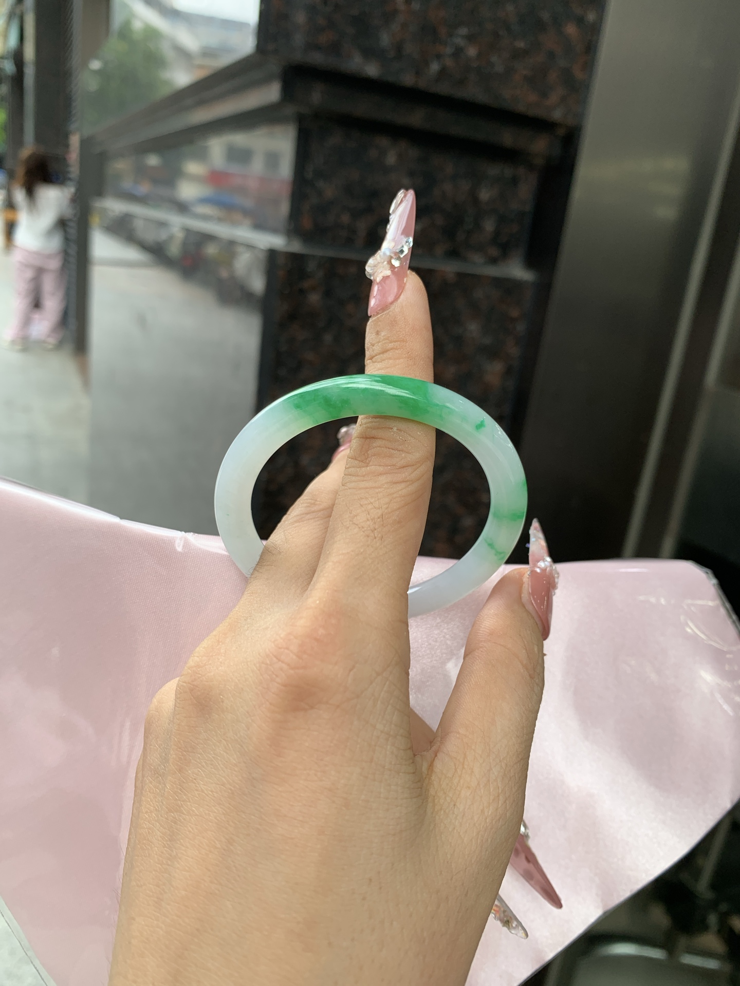 阳绿白底青美人条 50.1-7.2-6.6 0619-N1037 打灯细纹，底妆冰润，半圈辣阳绿花点缀，腕间风华，干净纯净的底色上，一抹翠色肆意流淌，宛如春日里的繁华盛景