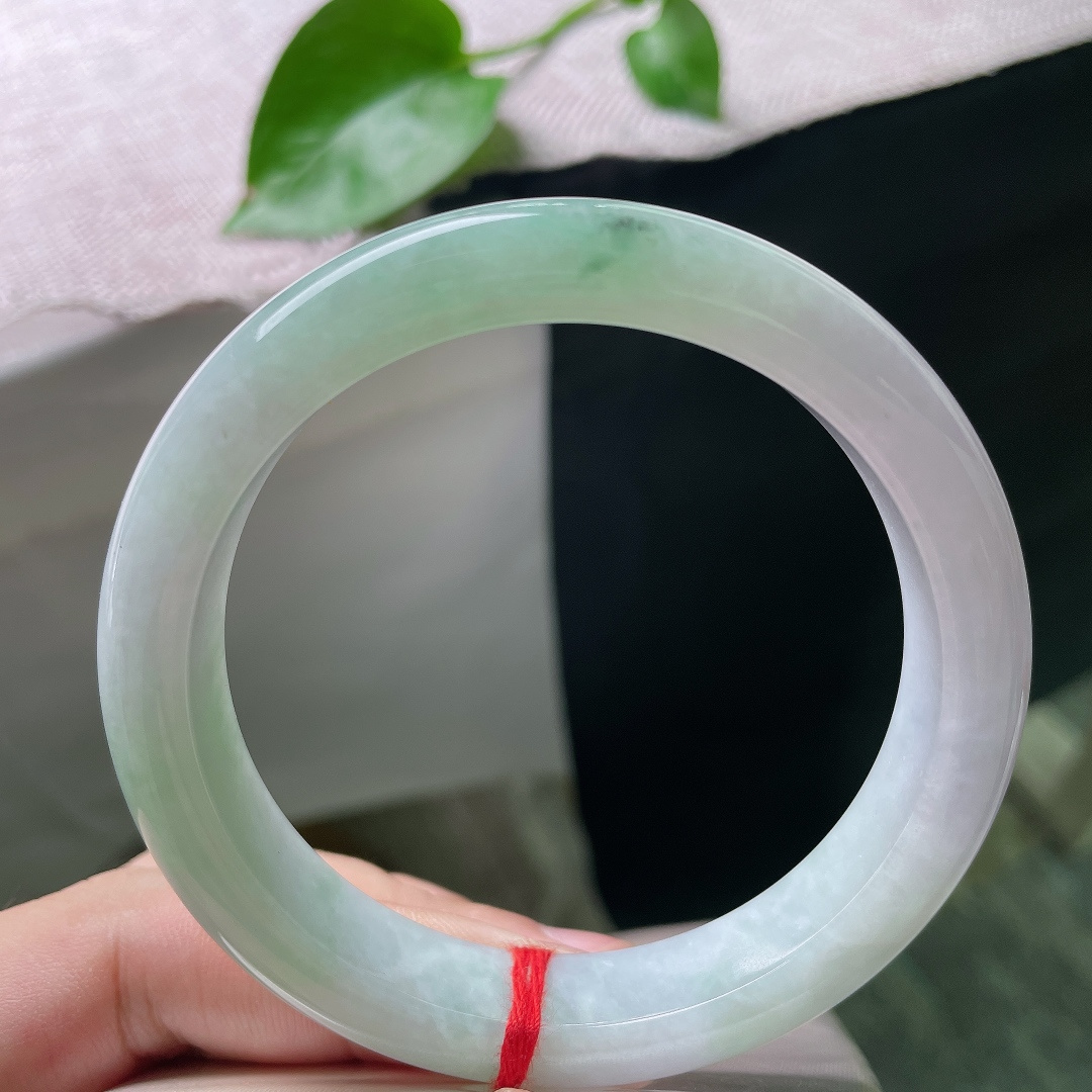60.7/12.5/8.7，淡紫淡绿正圈，大圈口，水润细腻，佩戴端正，大气，有纹，ss54789a