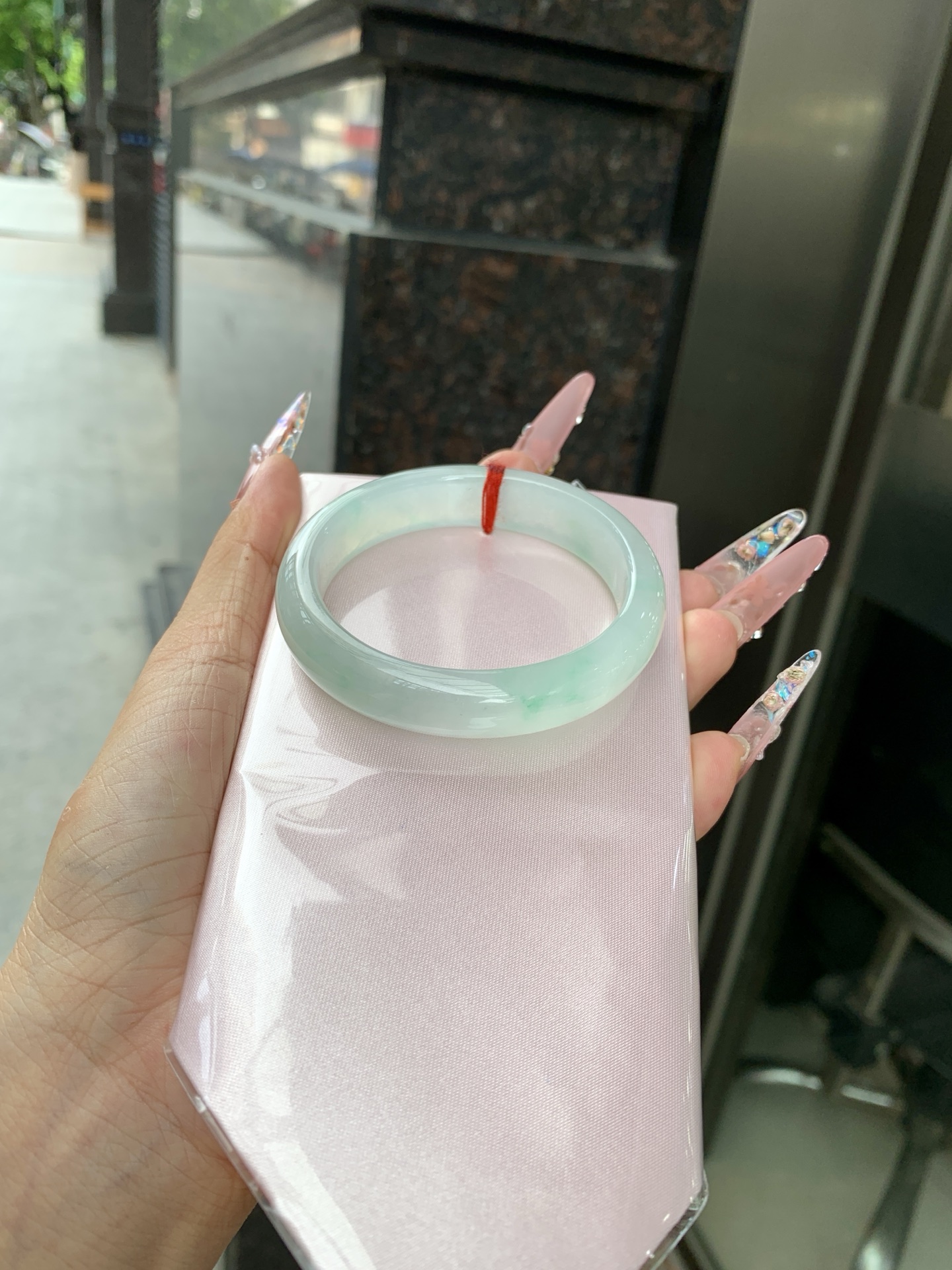 冰晴飘绿贵妃 54.1-47-7.1-12.8 0619-N1034 打灯细纹，底妆水润细腻，满圈晴绿底色飘几抹绿花，鲜艳得像新冒头的嫩芽，灵动清新，即柔和又充满生机