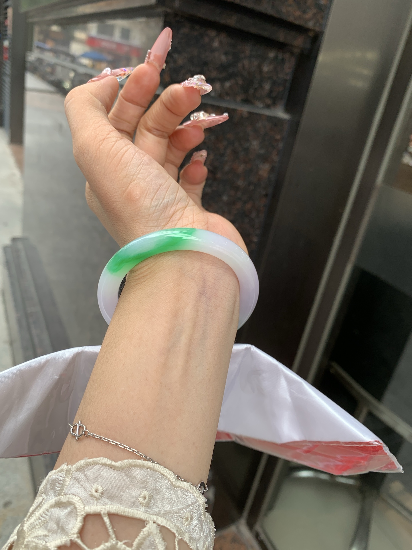 阳绿春彩美人条 51.7--8.1-7.6 0619-HN1030 打灯多处细纹，烟雨入春俏，彩祥出云端，阳绿碰上梦幻的春，半山半水特色春彩，像是融化了春天，所有美好交织在一起，上手贵气显眼。