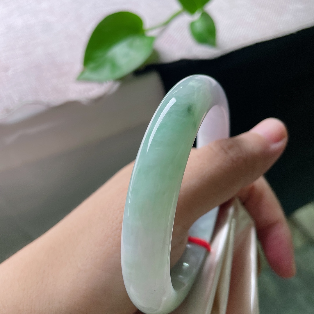 60.7/12.5/8.7，淡紫淡绿正圈，大圈口，水润细腻，佩戴端正，大气，有纹，ss54789a