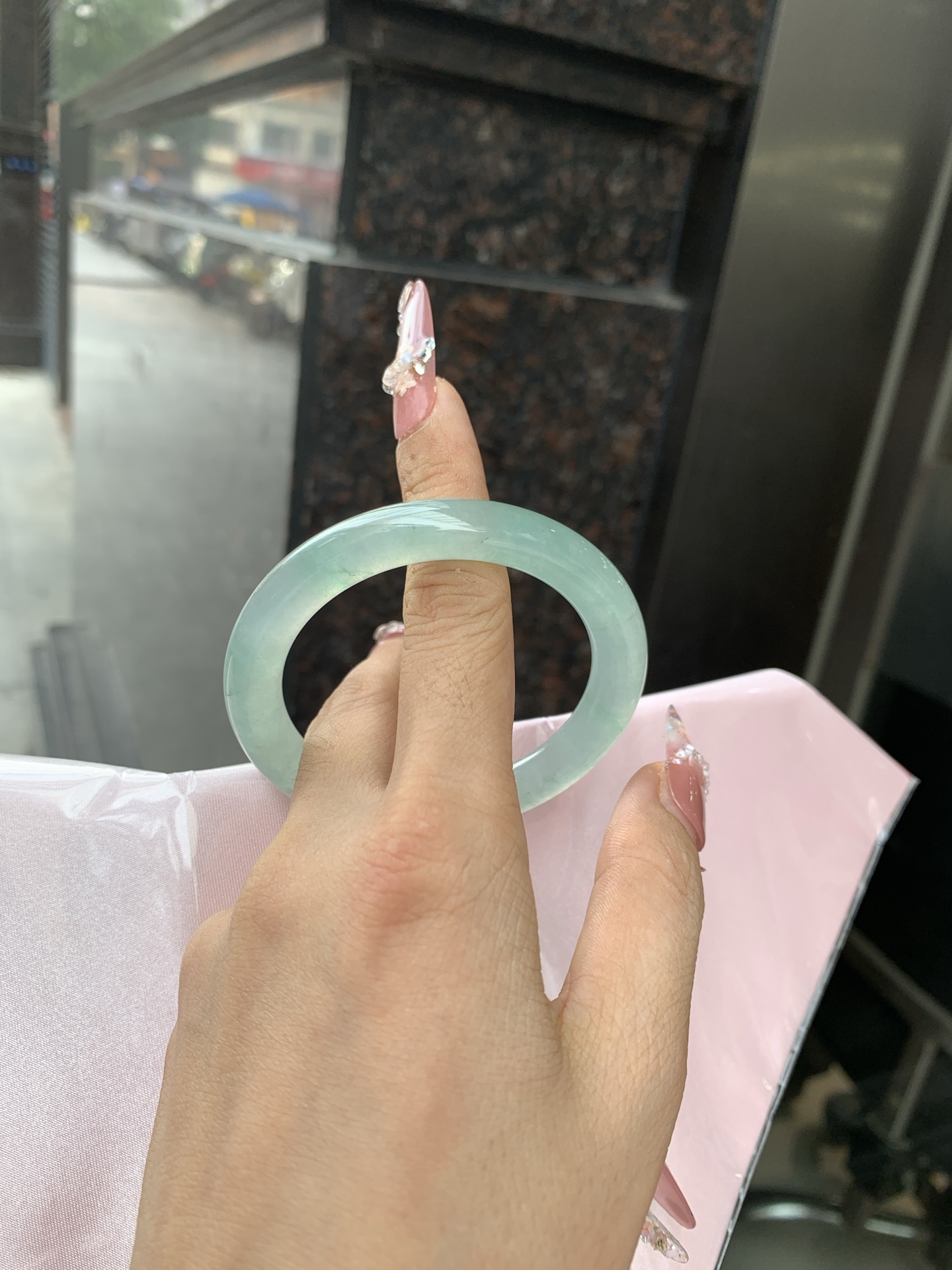 冰晴绿美人条 52.3-8.8-8.3 0619-N1035 打灯细纹，底妆胶润，满圈淡雅晴绿，像初春嫩芽落入清泉，均匀柔和，抬眼就是一片宁静感。
