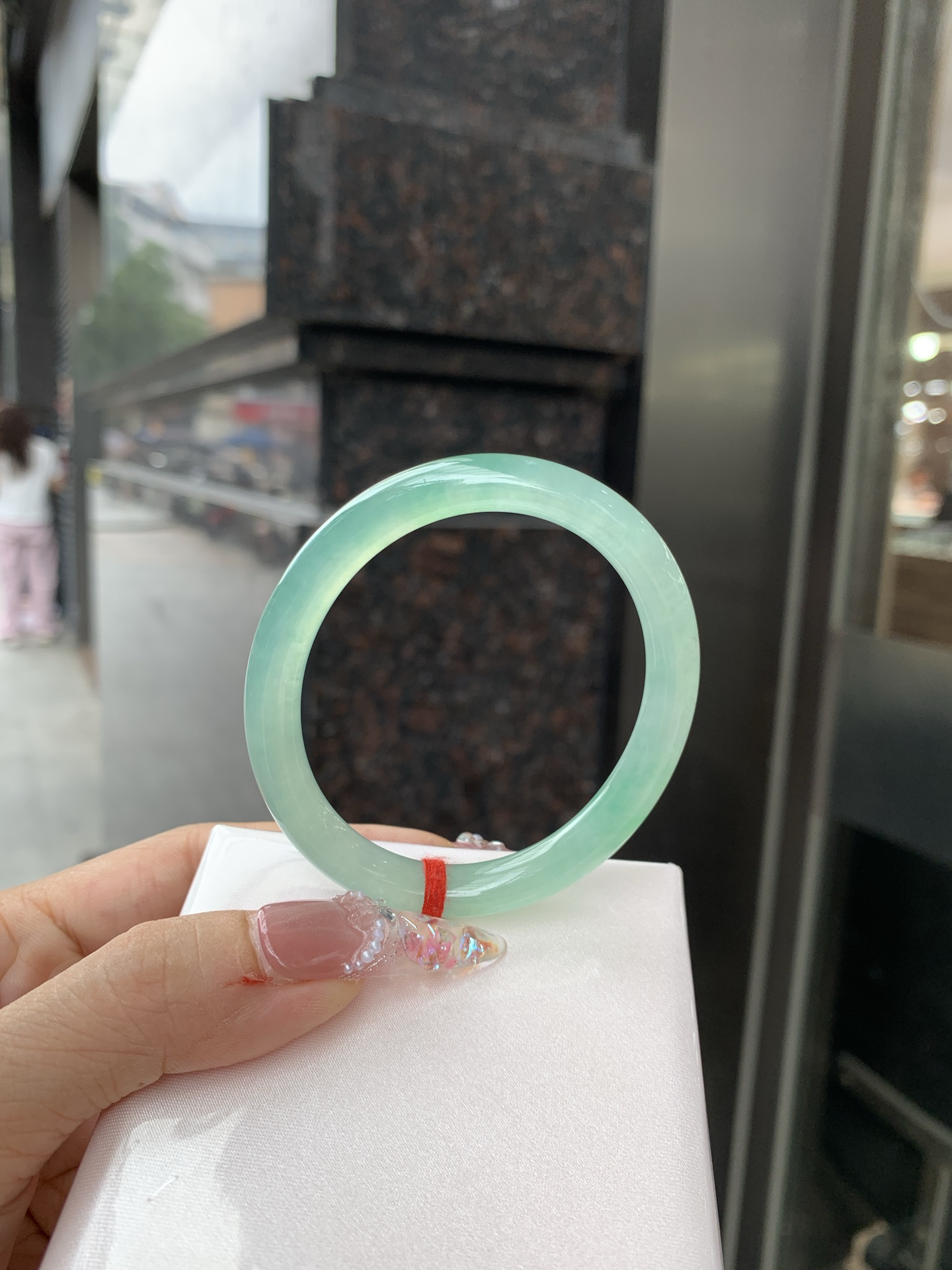 冰晴飘绿贵妃 54.1-48.2-7.2-7.7 0619-N1021-1 打灯细纹，底妆水润细腻，满圈晴绿底色飘金丝绿花，鲜艳得像新冒头的嫩芽，灵动清新，即柔和又充满生机