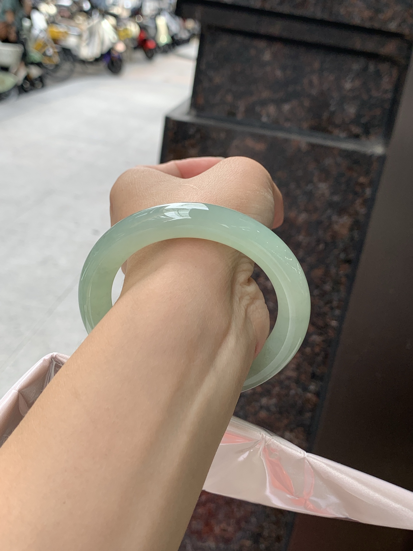 葡萄肉圆条 0619-WL-423 打灯裂，不扣，底妆冰润细腻，满圈葡萄肉甜美清新，鲜嫩多汁，水头好到快要溢出来