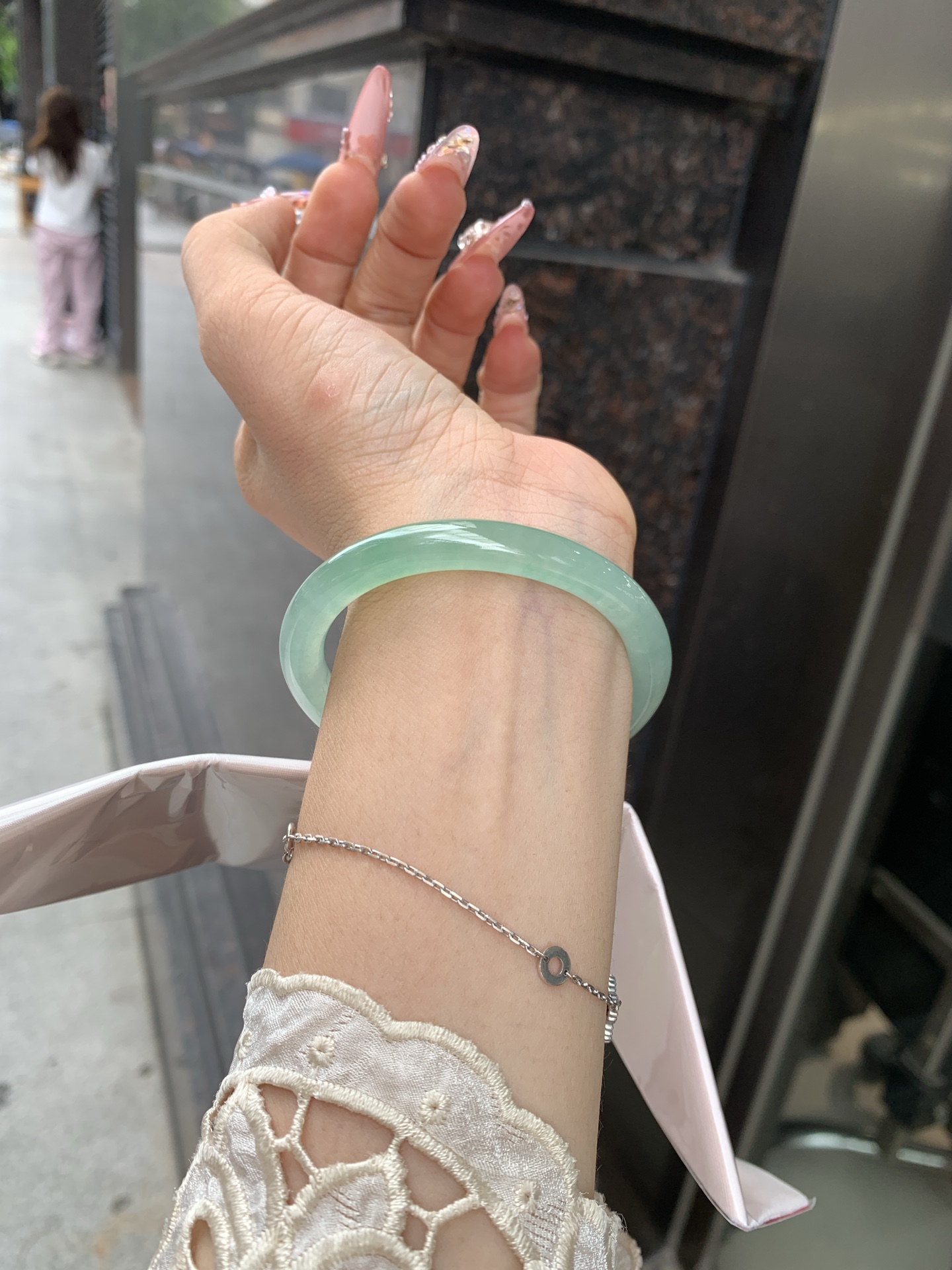 冰晴飘绿贵妃 54.1-48.2-7.2-7.7 0619-N1021-1 打灯细纹，底妆水润细腻，满圈晴绿底色飘金丝绿花，鲜艳得像新冒头的嫩芽，灵动清新，即柔和又充满生机