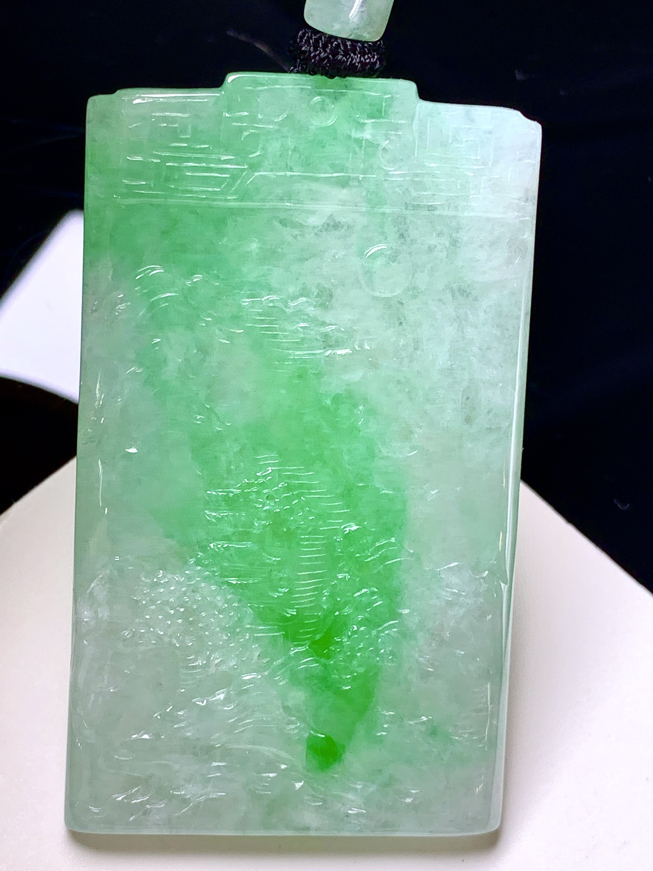 飘绿山水牌子吊坠 玉质细腻 色泽艳丽清新 整体尺寸56.8*33.3*5.2  w1
