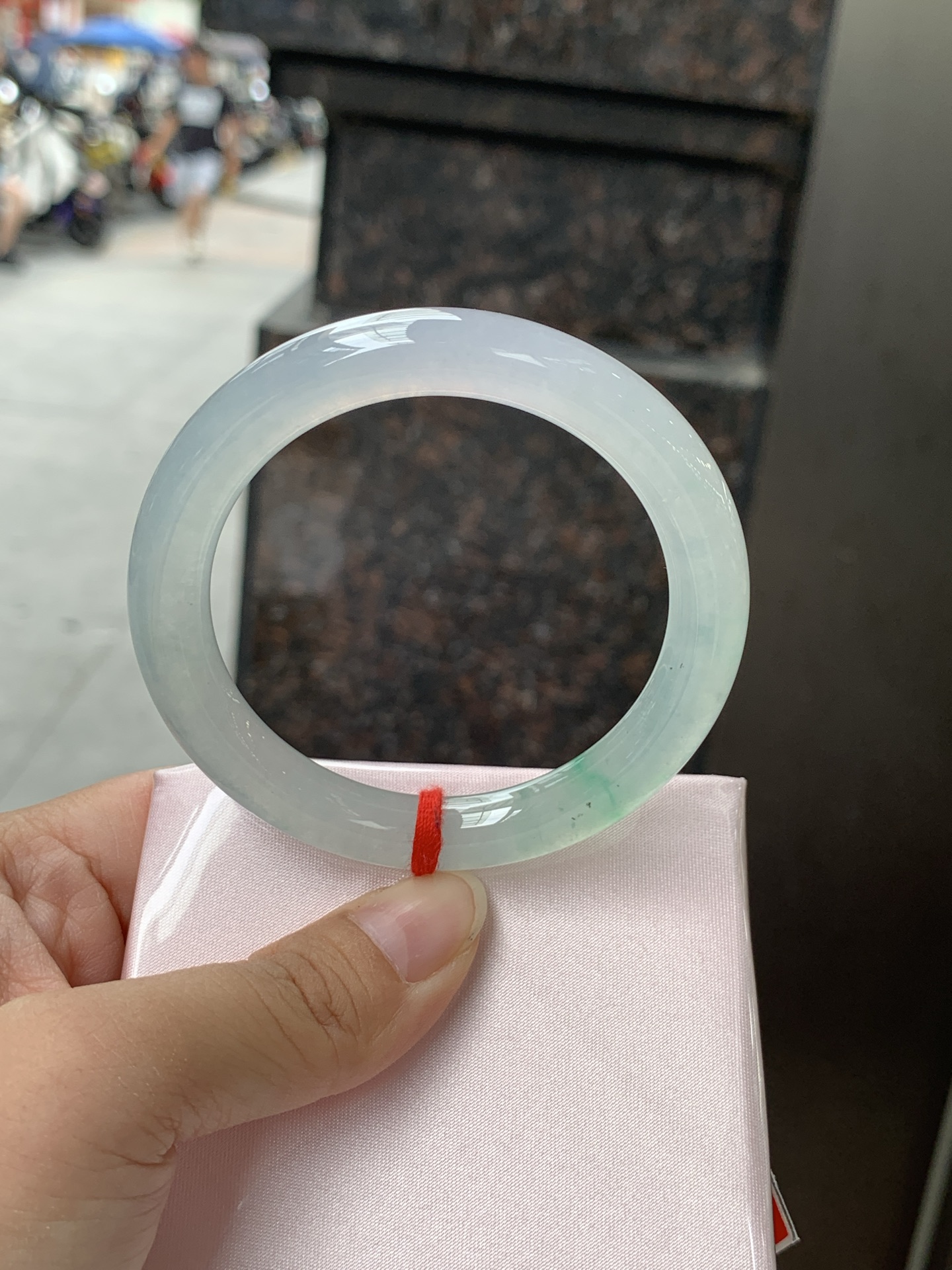 冰飘绿圆条 53-8.5-9 0619-N1014-1 打灯裂，不扣，有矿点，水头好，金丝绿花灵动飘逸