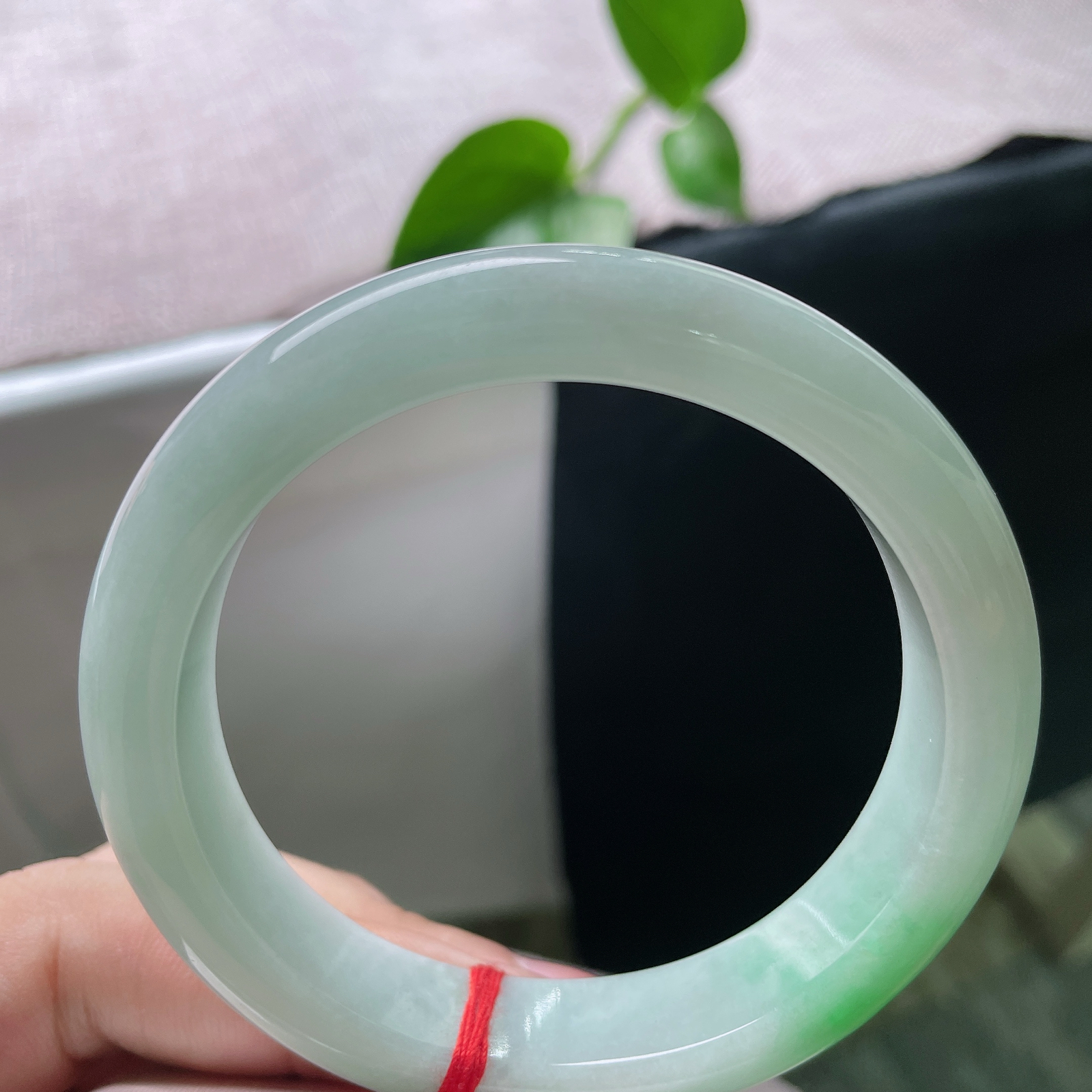 58.4/12.8/8.7飘绿正圈，水润细腻，种老，翠色欲滴，佩戴贵气ss54889a