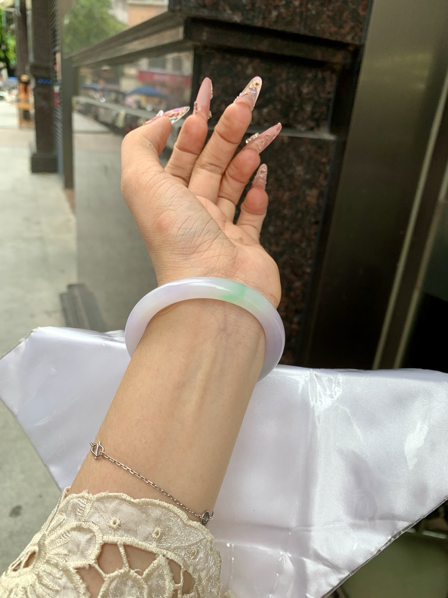 阳绿春彩美人条 51.7--8.1-7.6 0619-HN1030 打灯多处细纹，烟雨入春俏，彩祥出云端，阳绿碰上梦幻的春，半山半水特色春彩，像是融化了春天，所有美好交织在一起，上手贵气显眼。
