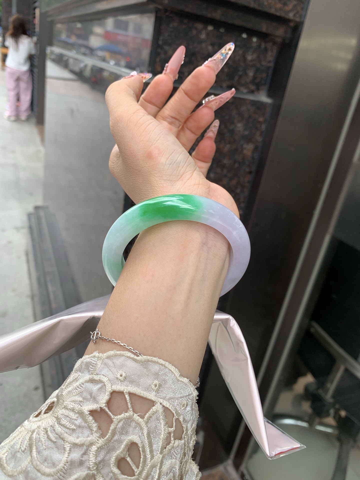 白底青正圈 56.8-9.6-11.6 0619-4A138 打细纹，底妆冰润，一抹阳绿花点缀，腕间风华，干净纯净的底色上，一抹翠色肆意流淌，宛如春日里的繁华盛景