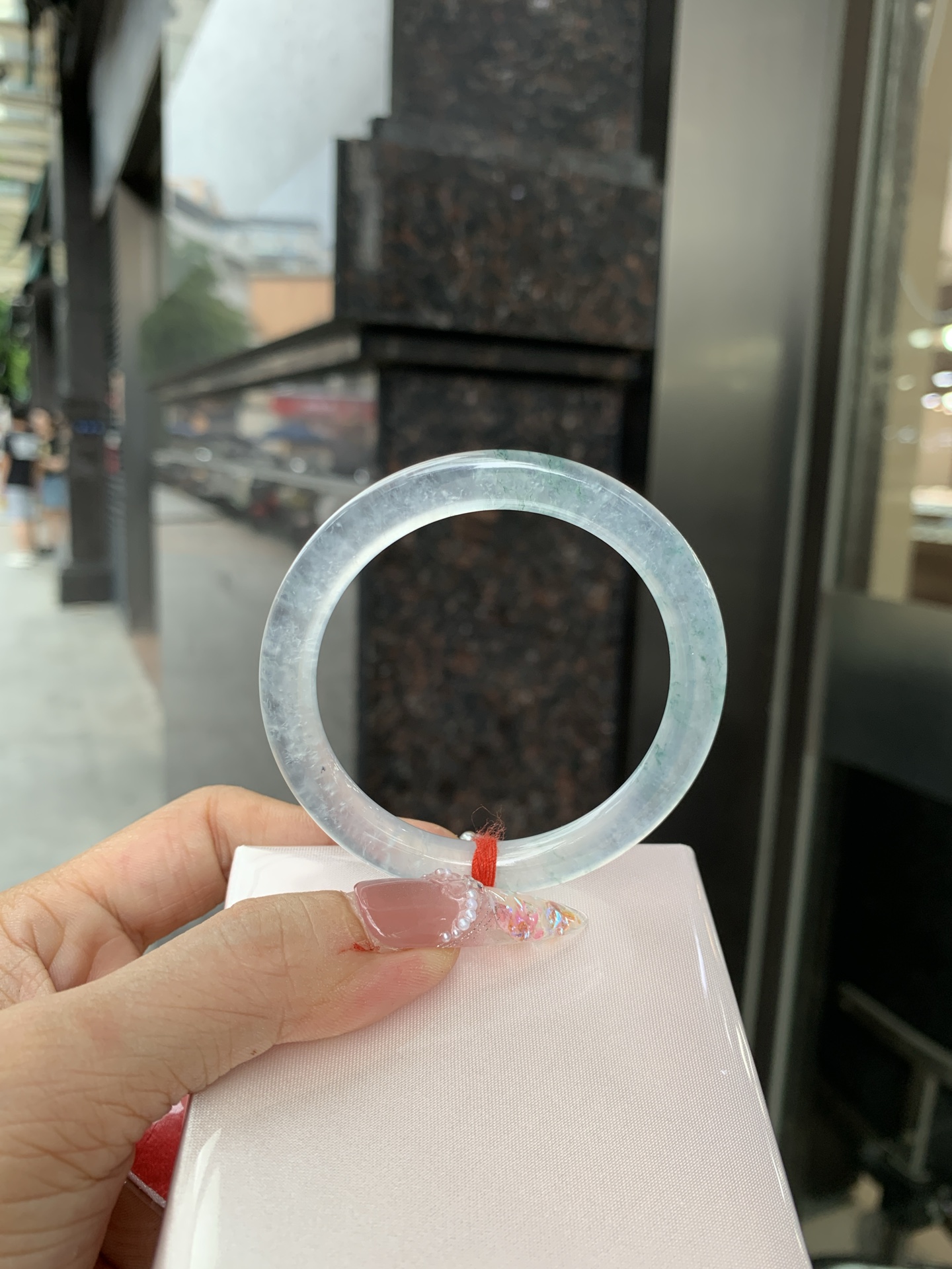 冰飘花方圆条 0619-HN1031 打灯细纹，底妆水透起光，冰底中开出了朵朵兰花，飘花灵动飘逸，勾勒出一幅唯美诗意的山水意境画，古典优雅又秀气