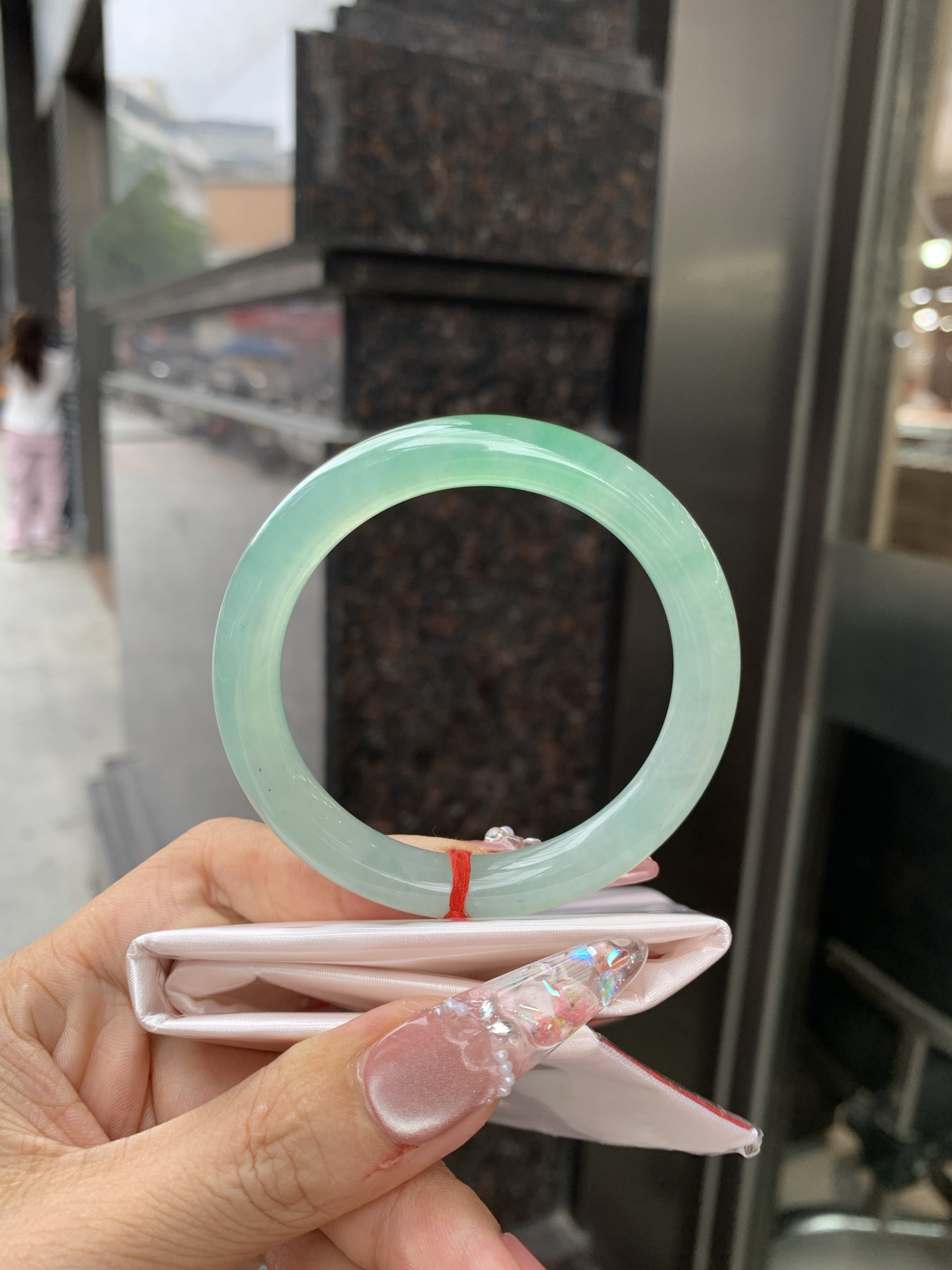 冰晴飘绿美人条 52.1-8.2-8.9 0619-N1021-2 打灯细纹，表皮微扣，底妆水润细腻