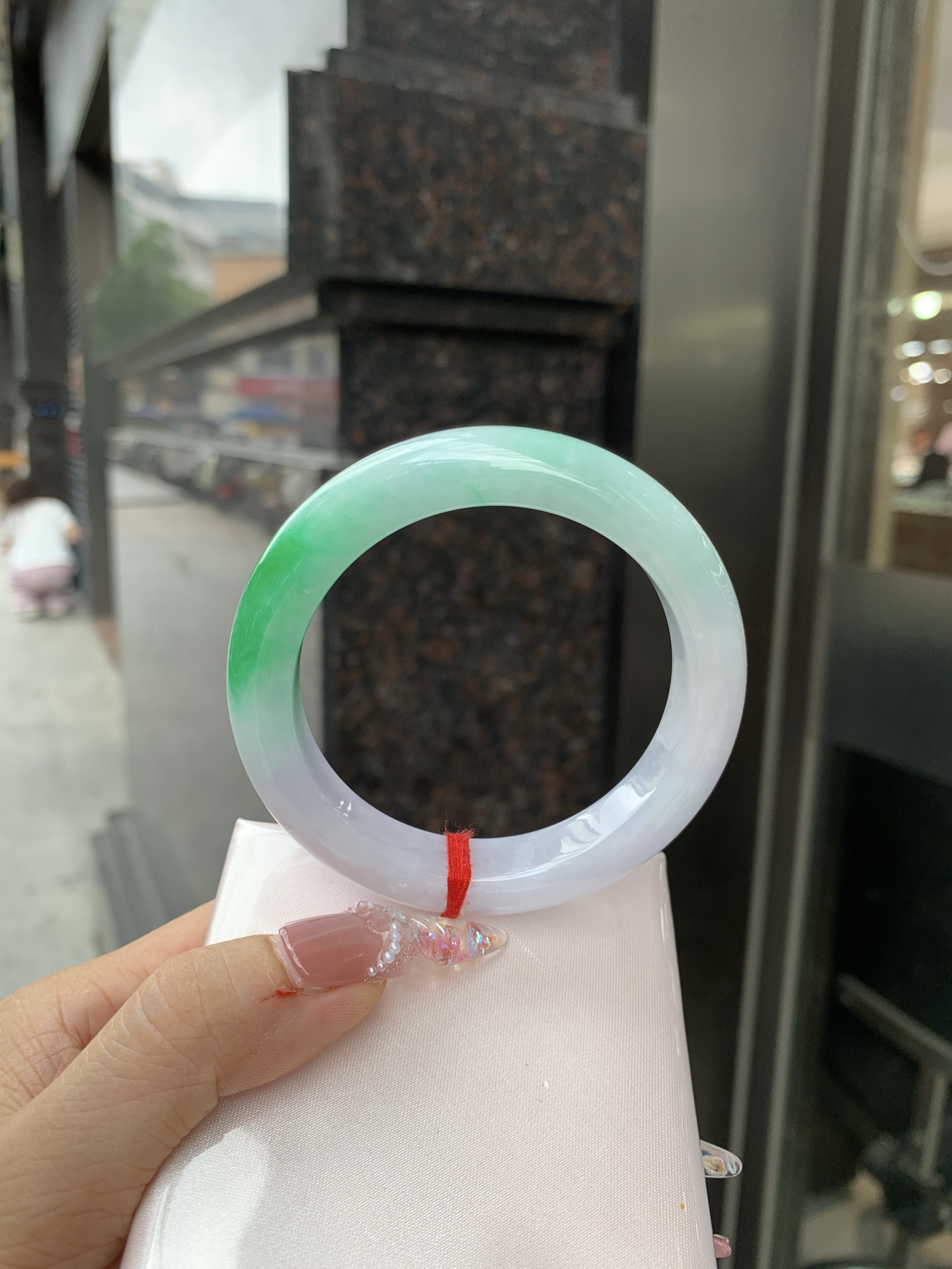 白底青正圈 56.8-9.6-11.6 0619-4A138 打细纹，底妆冰润，一抹阳绿花点缀，腕间风华，干净纯净的底色上，一抹翠色肆意流淌，宛如春日里的繁华盛景