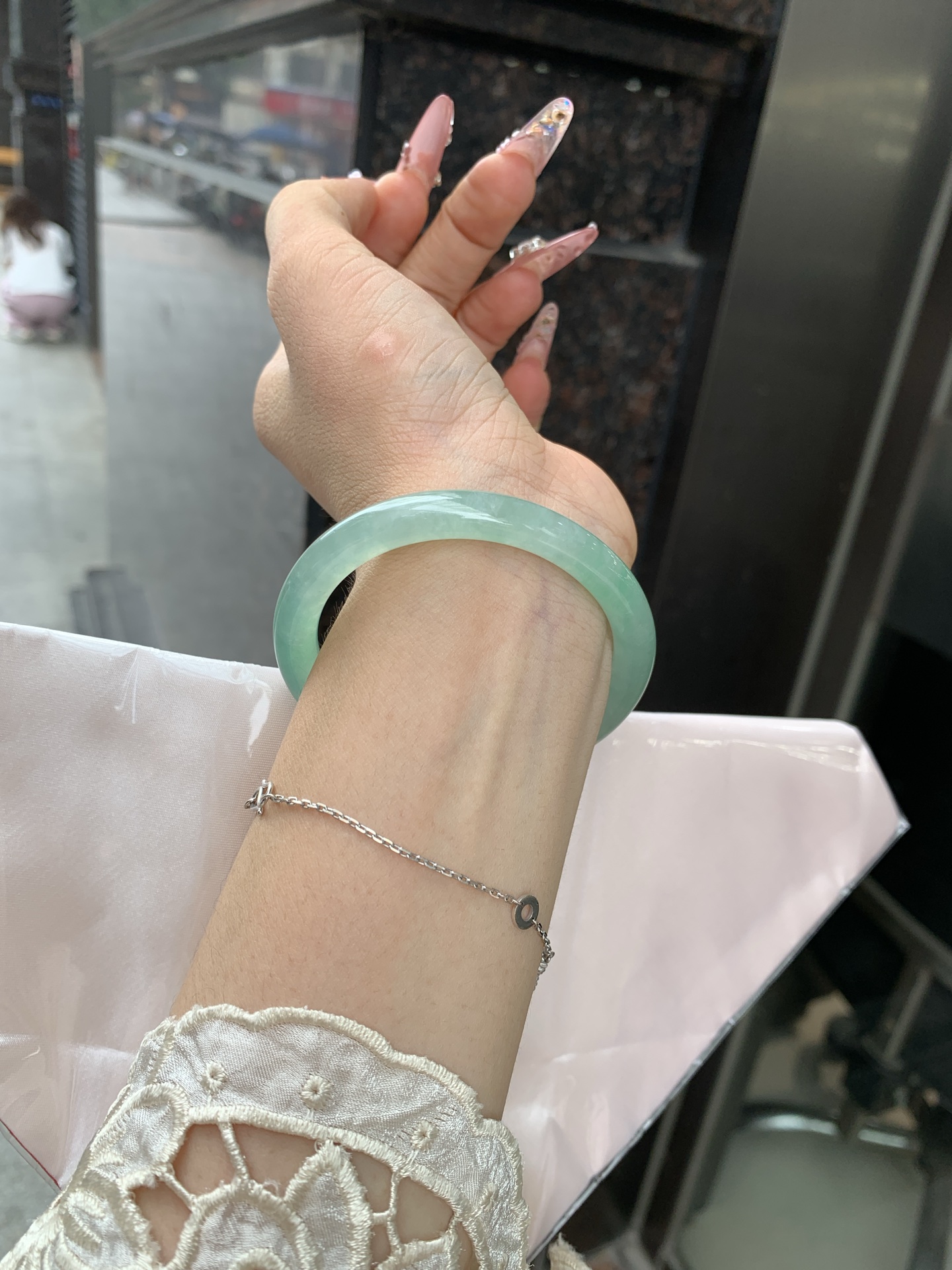 冰晴飘绿贵妃 54.1-48.2-7.2-7.7 0619-N1021-1 打灯细纹，底妆水润细腻，满圈晴绿底色飘金丝绿花，鲜艳得像新冒头的嫩芽，灵动清新，即柔和又充满生机