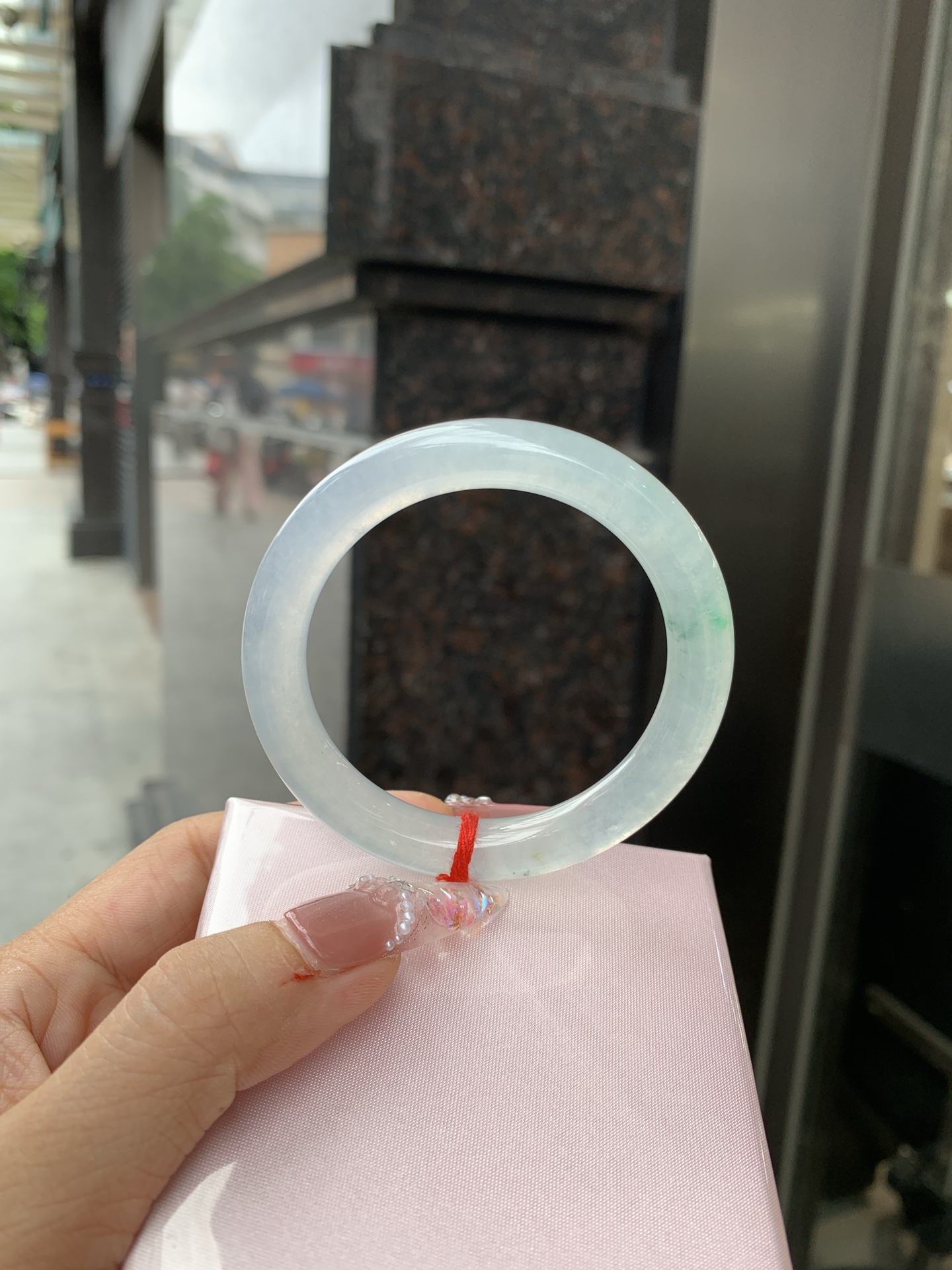 冰飘绿美人条 52-8.8-8.3 0619-N1014-2 打灯细纹，玉质冰润细腻，清爽的底子飘一朵阳绿花，鲜活而灵动，犹如新冒的嫩芽，艳丽惹人