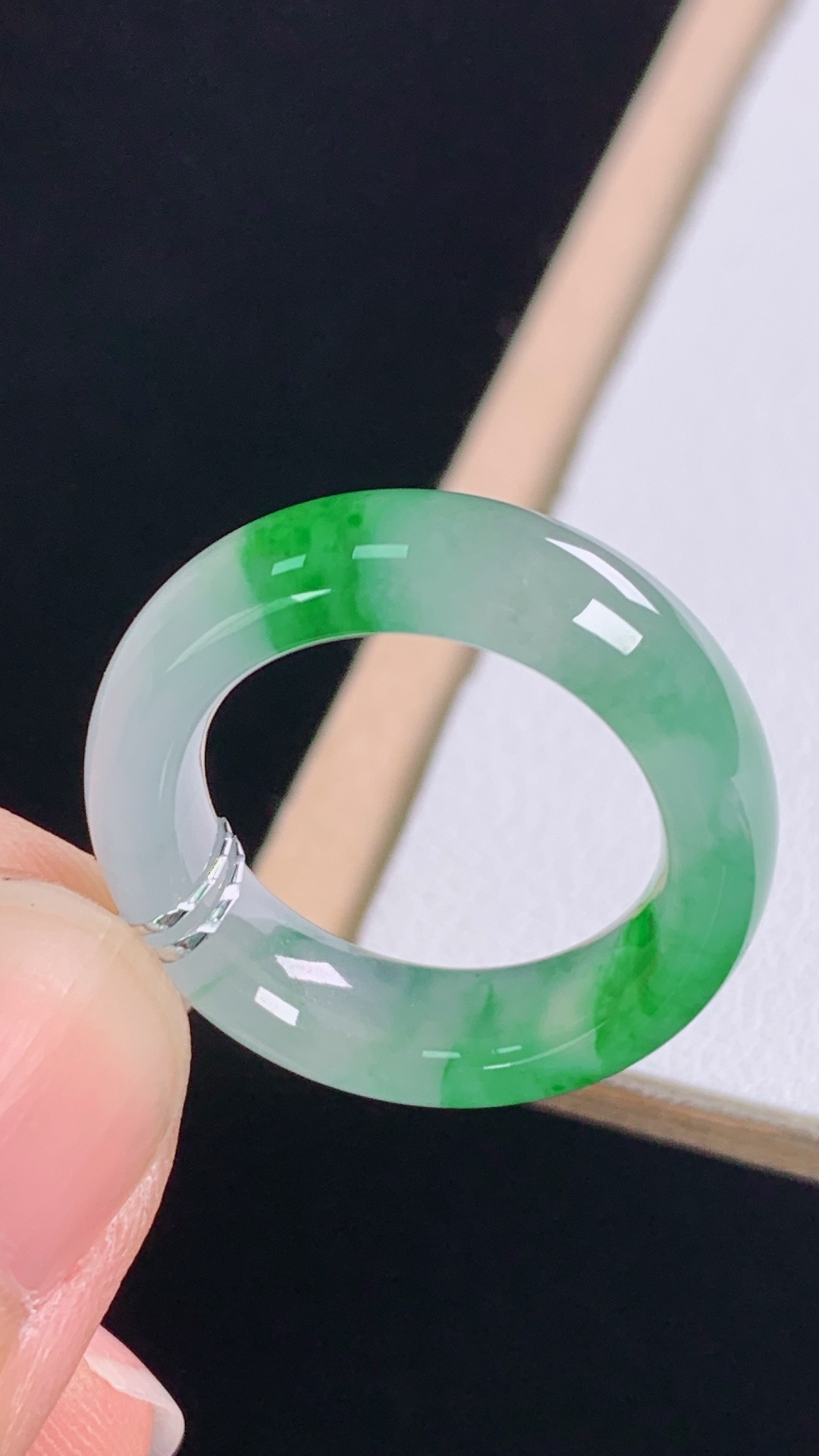 冰飘绿指环，翠色灵动，水润细腻，无裂，尺寸:圈口9/15.3-5.8-3.6mm 16