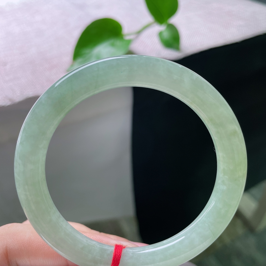 55.4/8.7，果绿底圆条，水头好，种老，颜色分布均匀，上手秀气，晶体，ss54986a