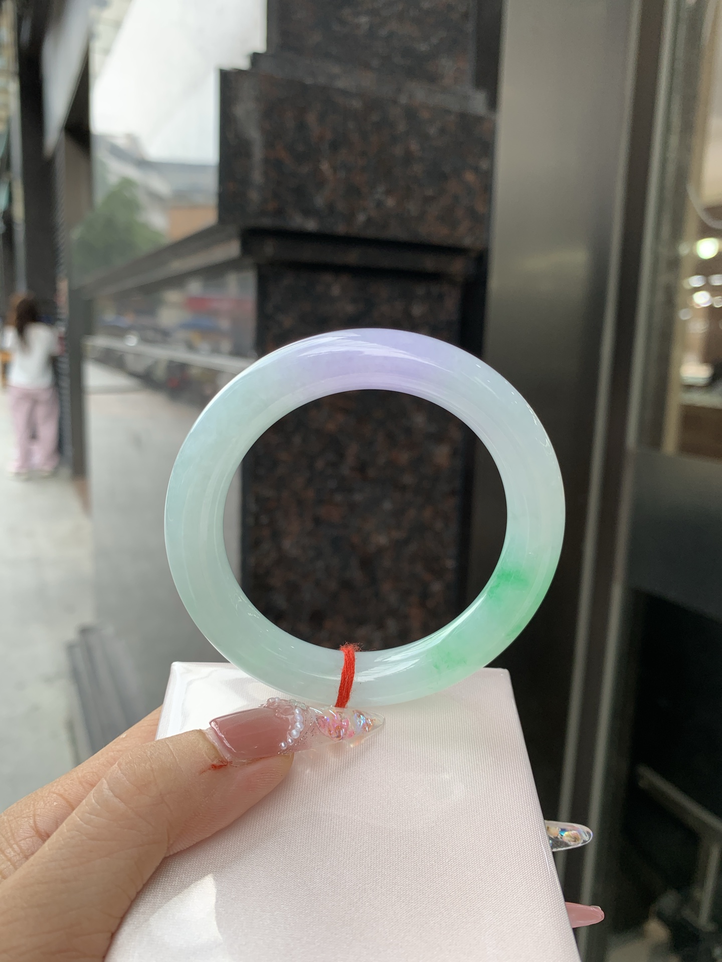 春彩圆条 56.2-10.6-10.7 0619-N1038 打灯棉线，底妆水润，阳绿花色碰上梦幻般的春，像是融化了的春天，所有的美好交织在一起，让人心生宁静而淡淡的欢喜