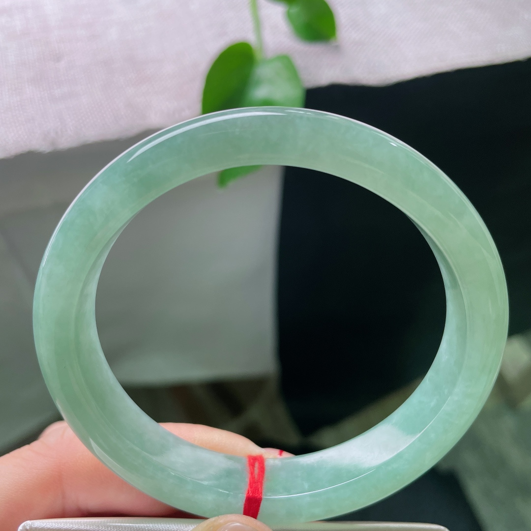 绿底贵妃，水润细腻，大圈口，秀丽倾心，温婉贤淑，无裂，ss54773a