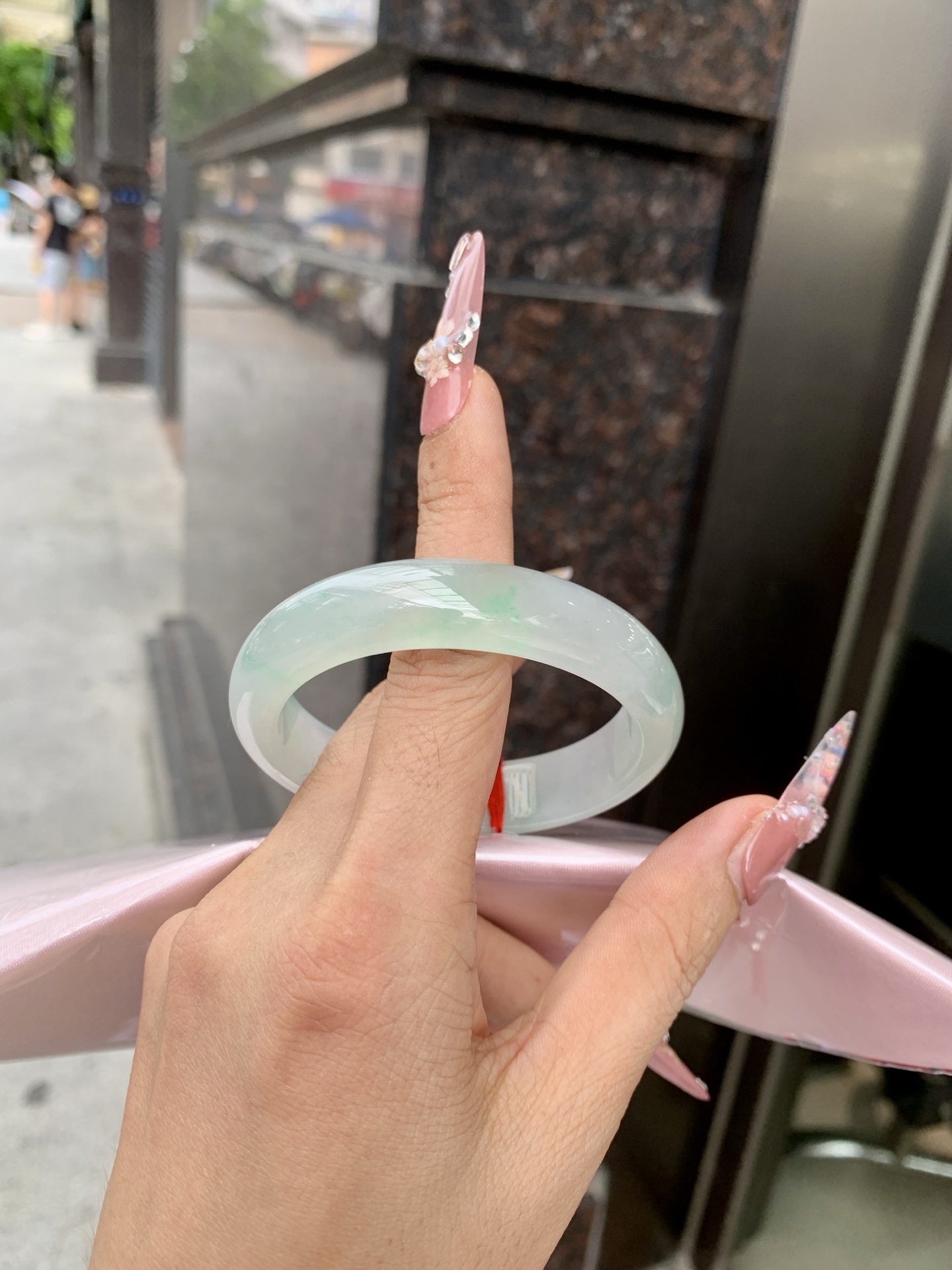 冰晴飘绿贵妃 54.1-47-7.1-12.8 0619-N1034 打灯细纹，底妆水润细腻，满圈晴绿底色飘几抹绿花，鲜艳得像新冒头的嫩芽，灵动清新，即柔和又充满生机