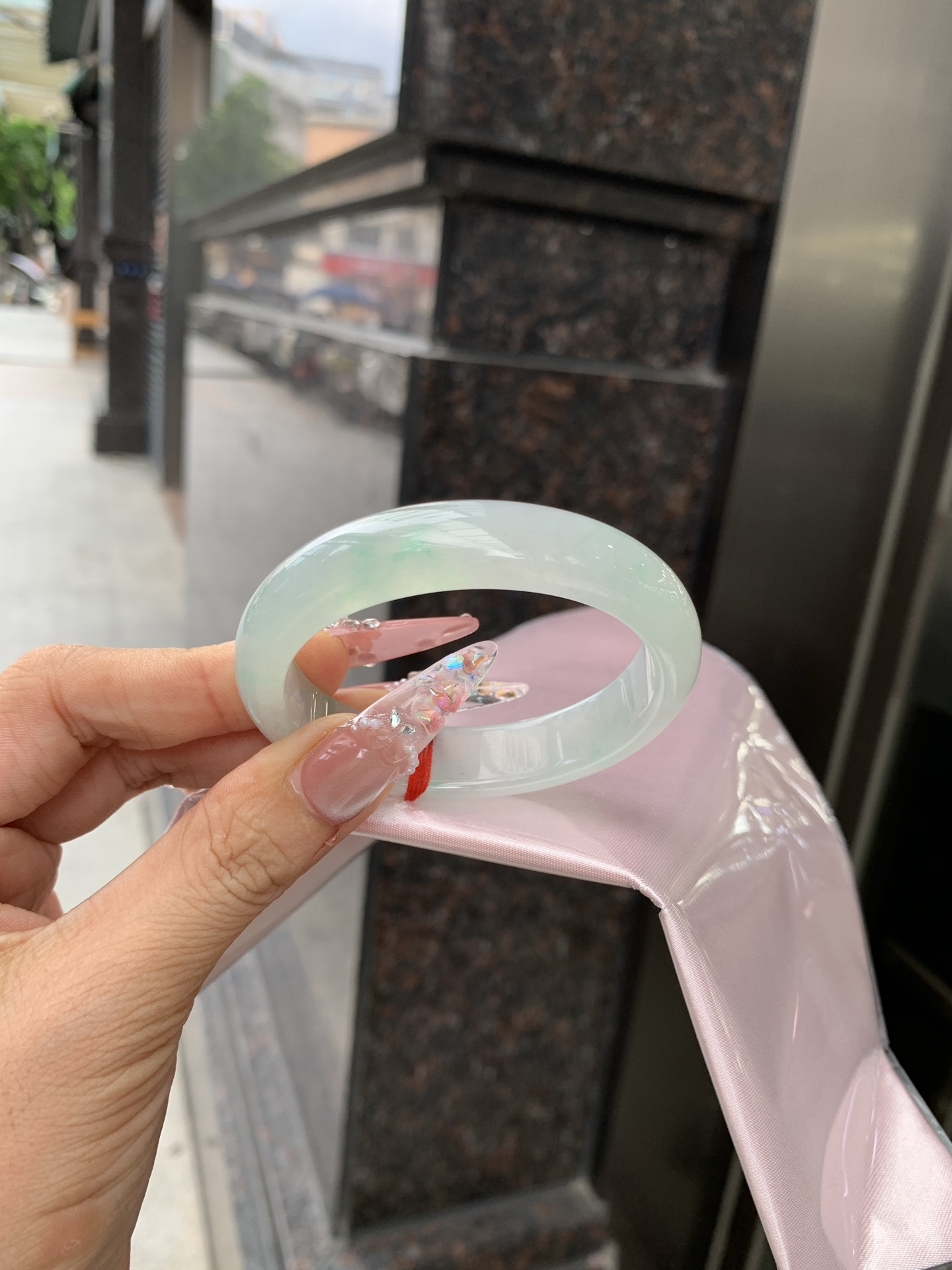 冰晴飘绿贵妃 54.1-47-7.1-12.8 0619-N1034 打灯细纹，底妆水润细腻，满圈晴绿底色飘几抹绿花，鲜艳得像新冒头的嫩芽，灵动清新，即柔和又充满生机