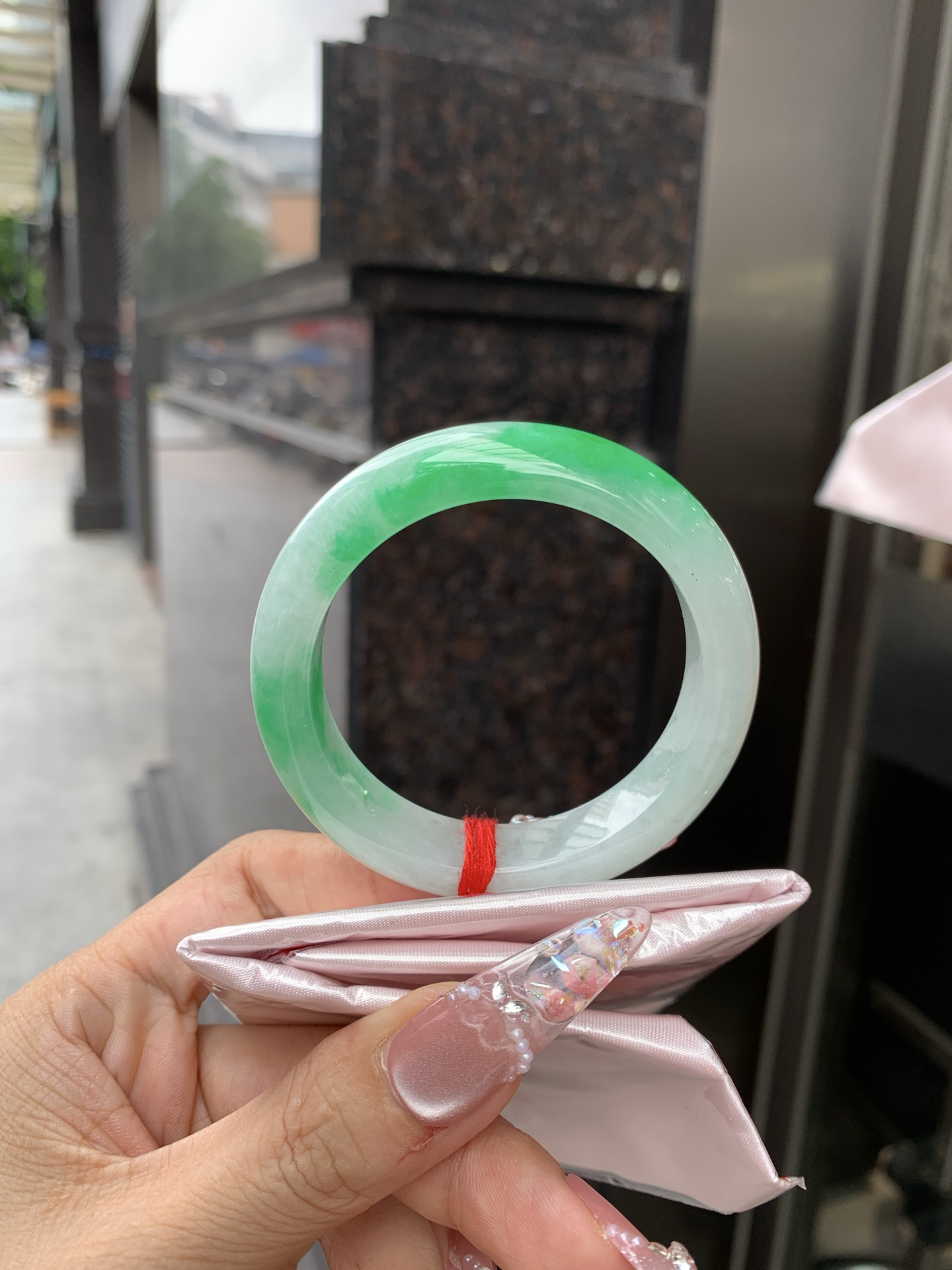 白底青阳绿正圈 51.2-8.3-12.4 0619-612U4W 打灯棉根，半圈阳绿花点缀腕间风华