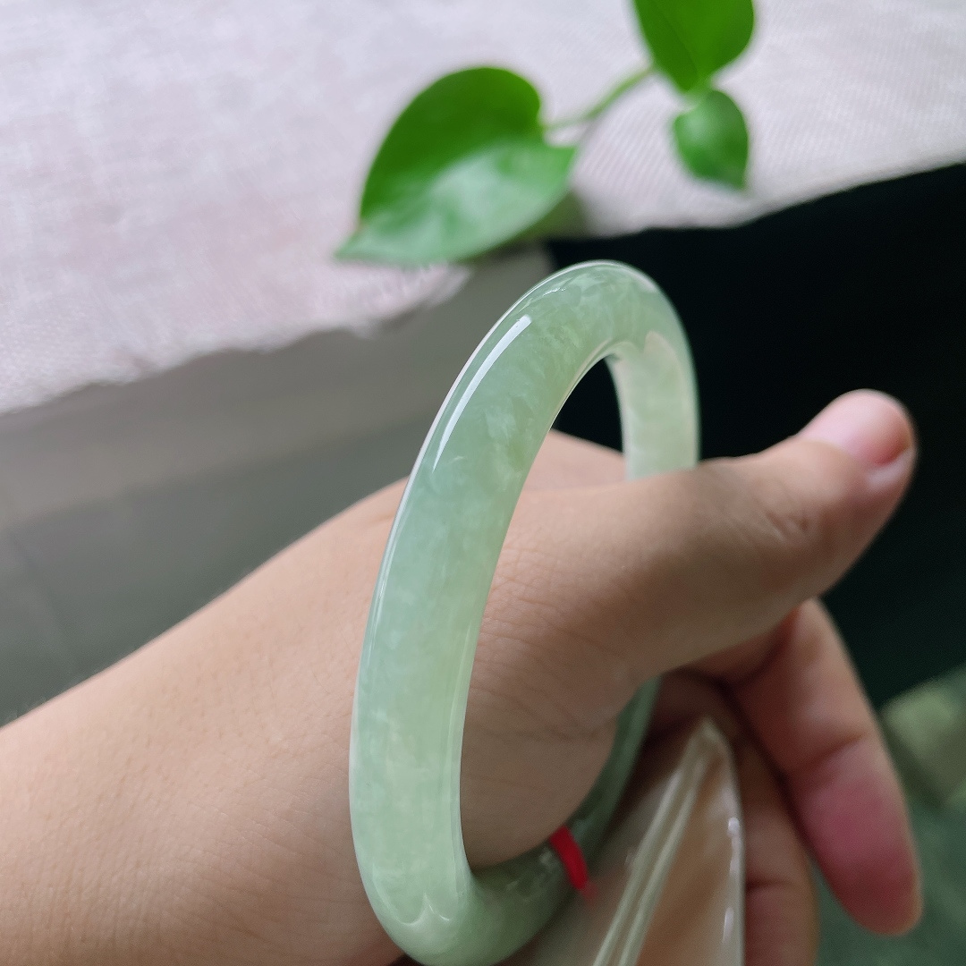 55.4/8.7，果绿底圆条，水头好，种老，颜色分布均匀，上手秀气，晶体，ss54986a