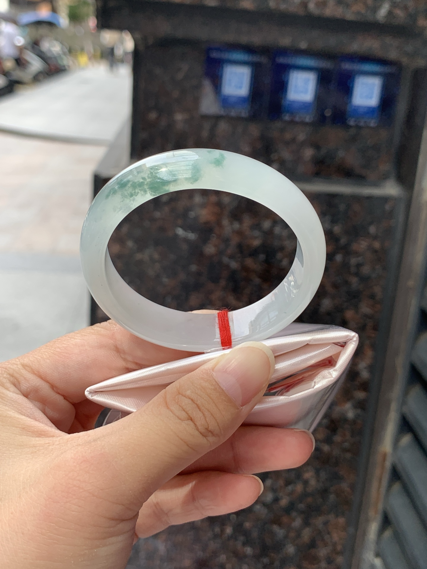 冰飘花贵妃 51-45.5-14-6.5 0619-N1029 打灯细纹，底妆冰润细腻，冰底中开出了朵朵蓝花，飘花灵动飘逸，勾勒出一幅唯美诗意的山水意境画，古典优雅又秀气