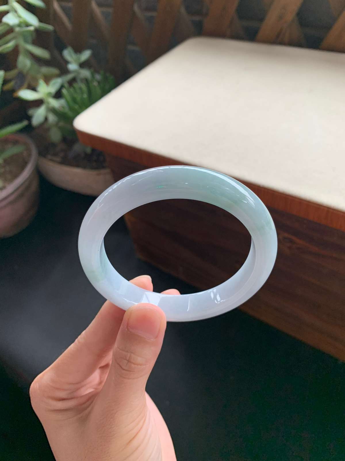 60.1圈口飘淡绿正圈手镯
