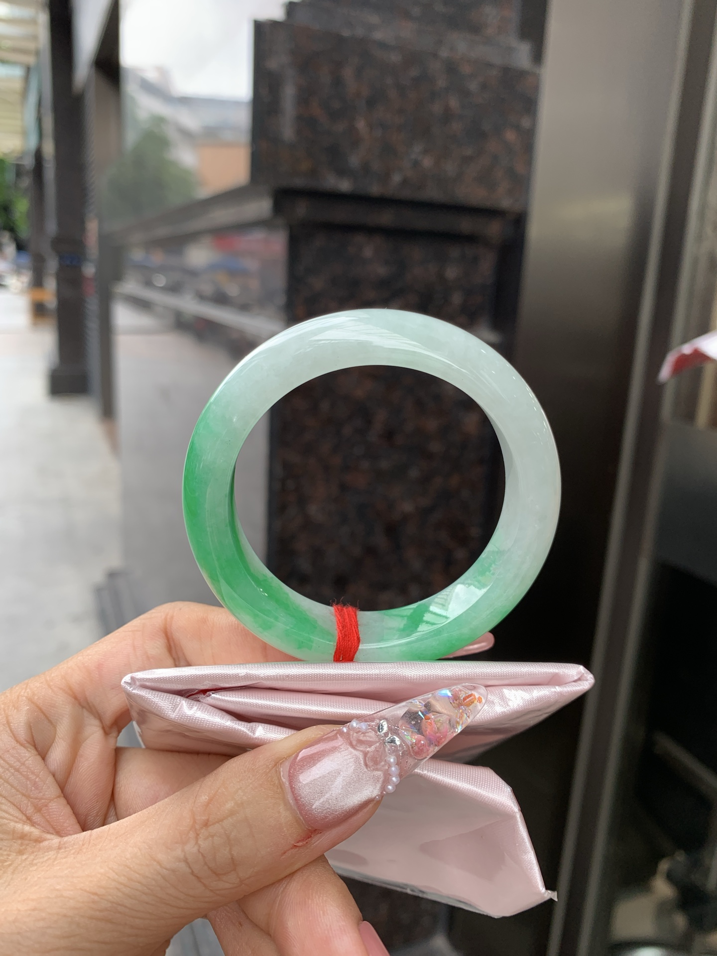 白底青阳绿正圈 51.2-8.3-12.4 0619-612U4W 打灯棉根，半圈阳绿花点缀腕间风华，干净纯净的底色上，一抹翠色肆意流淌，宛如春日里的繁华盛景