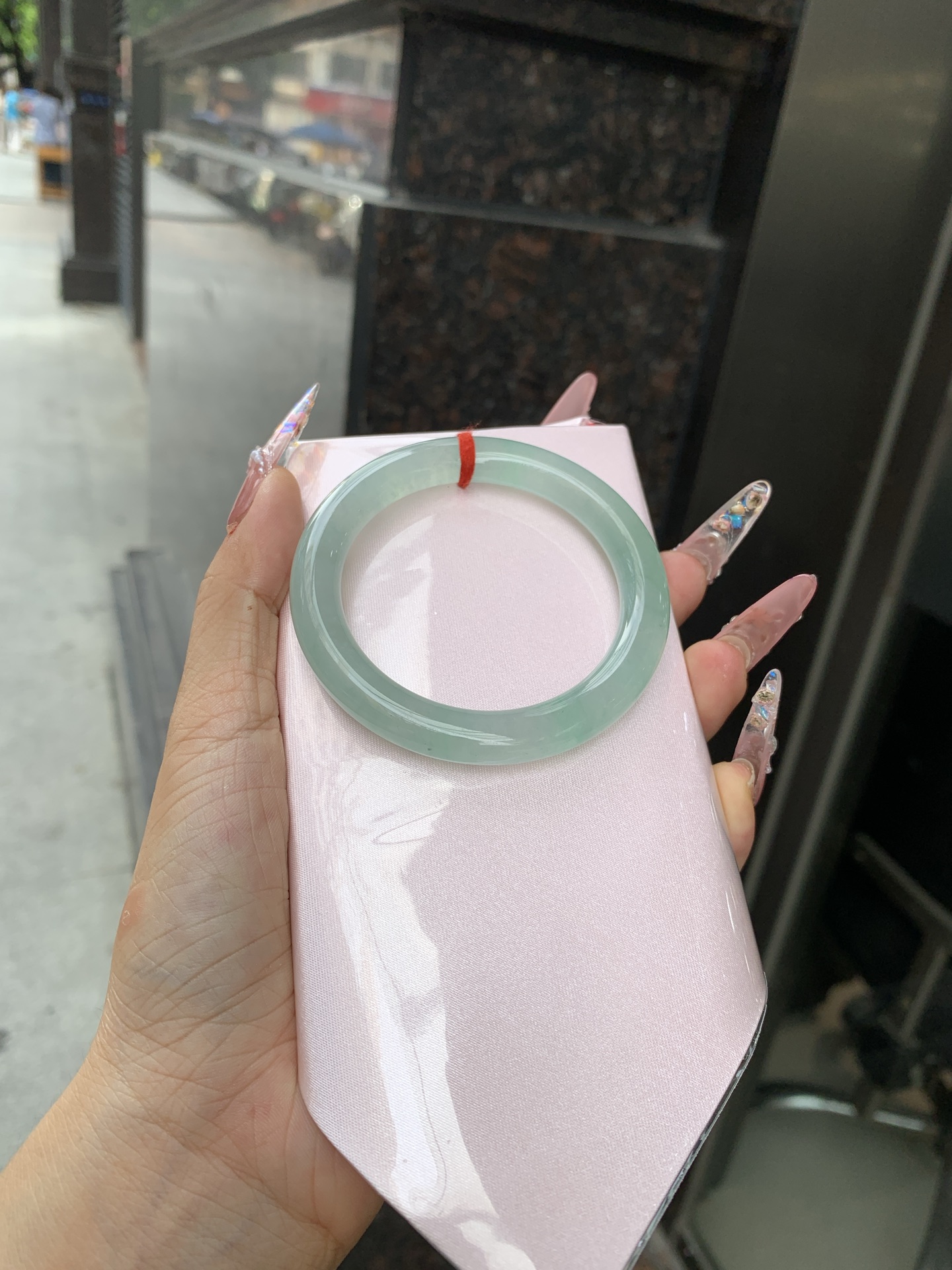 冰晴绿美人条 52.3-8.8-8.3 0619-N1035 打灯细纹，底妆胶润，满圈淡雅晴绿，像初春嫩芽落入清泉，均匀柔和，抬眼就是一片宁静感。