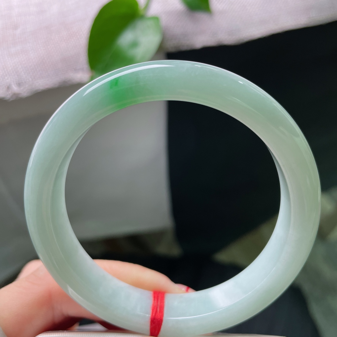 58.3/12.2/8，绿底正圈，一抹翠色点缀，低调中透露着一丝张扬，无裂，ss54896a