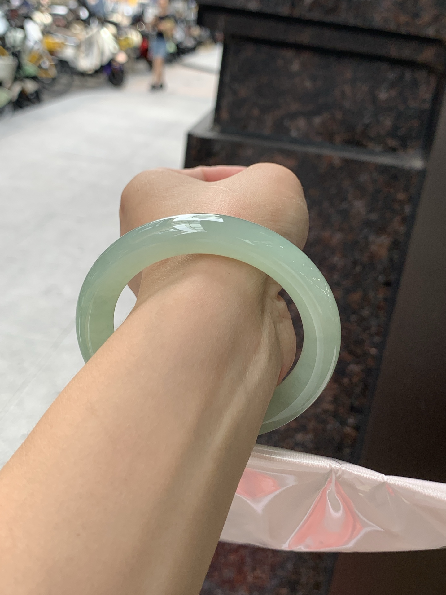 葡萄肉圆条 0619-WL-423 打灯裂，不扣，底妆冰润细腻，满圈葡萄肉甜美清新，鲜嫩多汁，水头好到快要溢出来