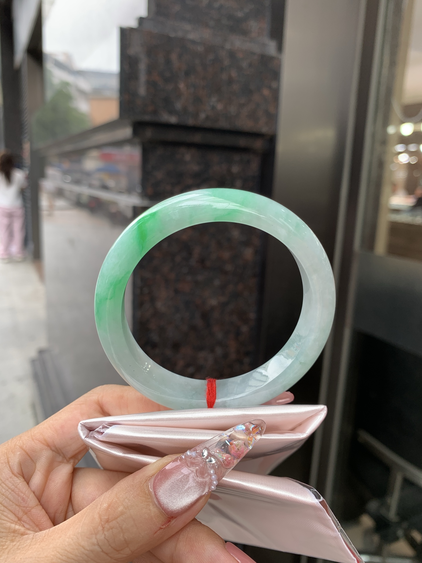 白底青阳绿正圈 56.7-7.9-11.6 0619-111-37 打灯小细纹，几抹阳绿花点缀腕间风华，干净纯净的底色上，一抹翠色肆意流淌，宛如春日里的繁华盛景