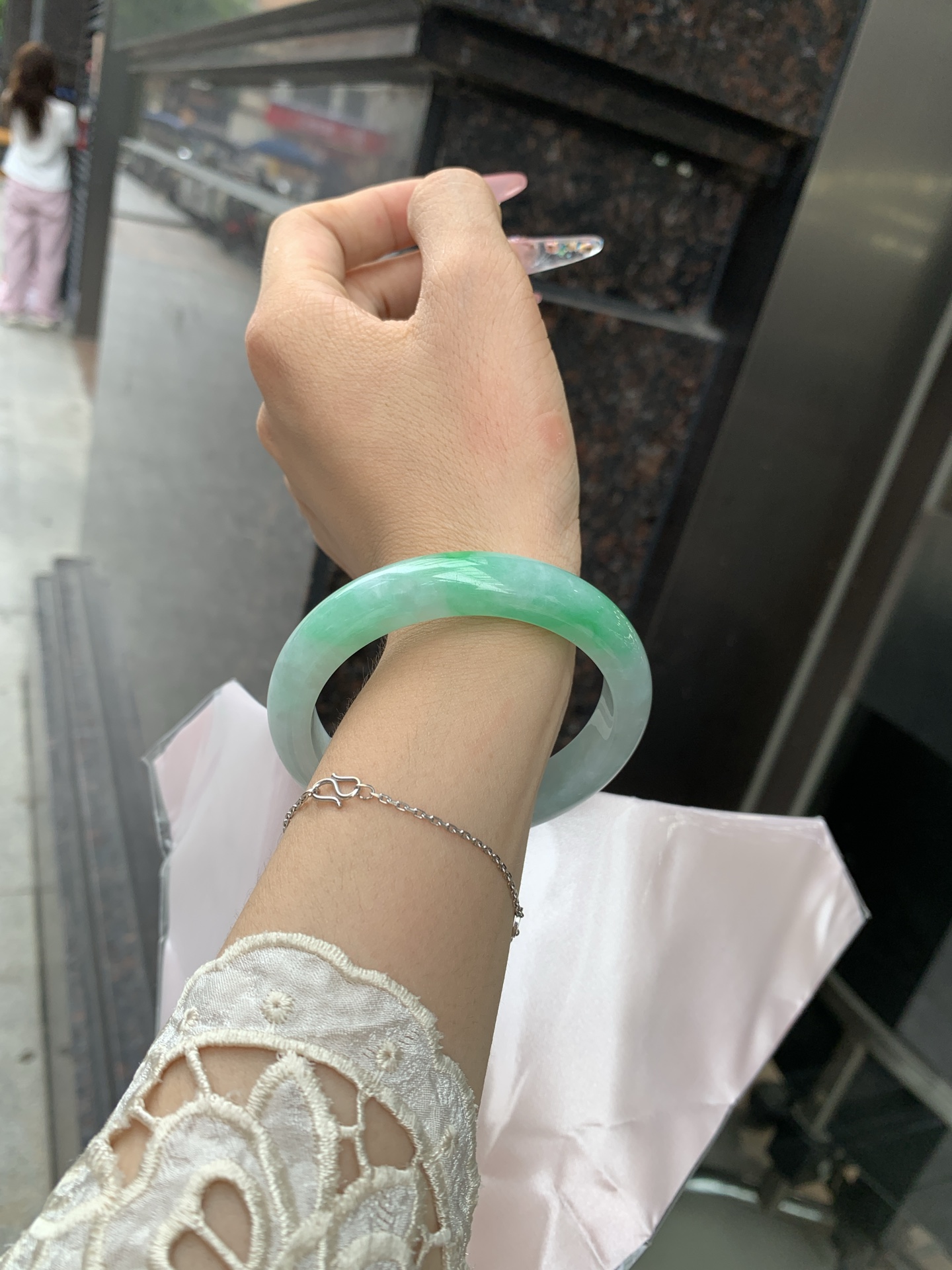 白底青阳绿正圈 56.7-7.9-11.6 0619-111-37 打灯小细纹，几抹阳绿花点缀腕间风华，干净纯净的底色上，一抹翠色肆意流淌，宛如春日里的繁华盛景