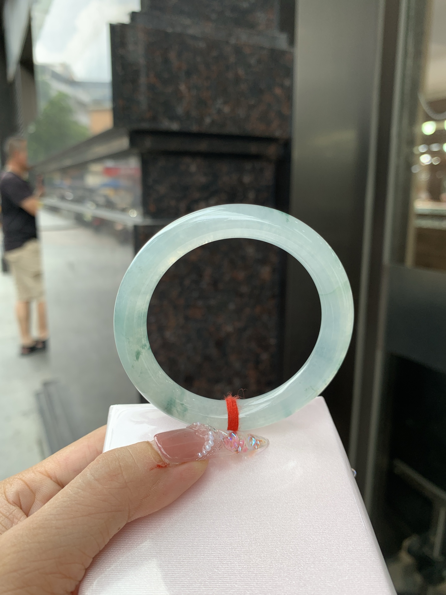 冰飘花美人条 53.2-9.1-9 0619-N1036 打灯细纹，底妆水透起光，冰底中开出了朵朵兰花，飘花灵动飘逸，勾勒出一幅唯美诗意的山水意境画，古典优雅又秀气