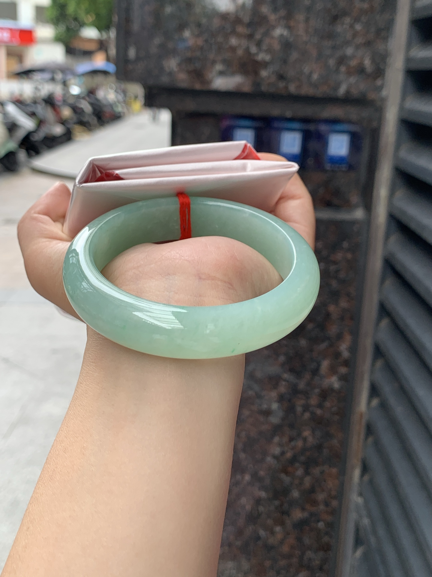 满色果绿正圈 60-15.1-9 0619-111-47 满圈冰润果绿底，玉质细腻温润，水头通透耐看，色调温婉显气质。