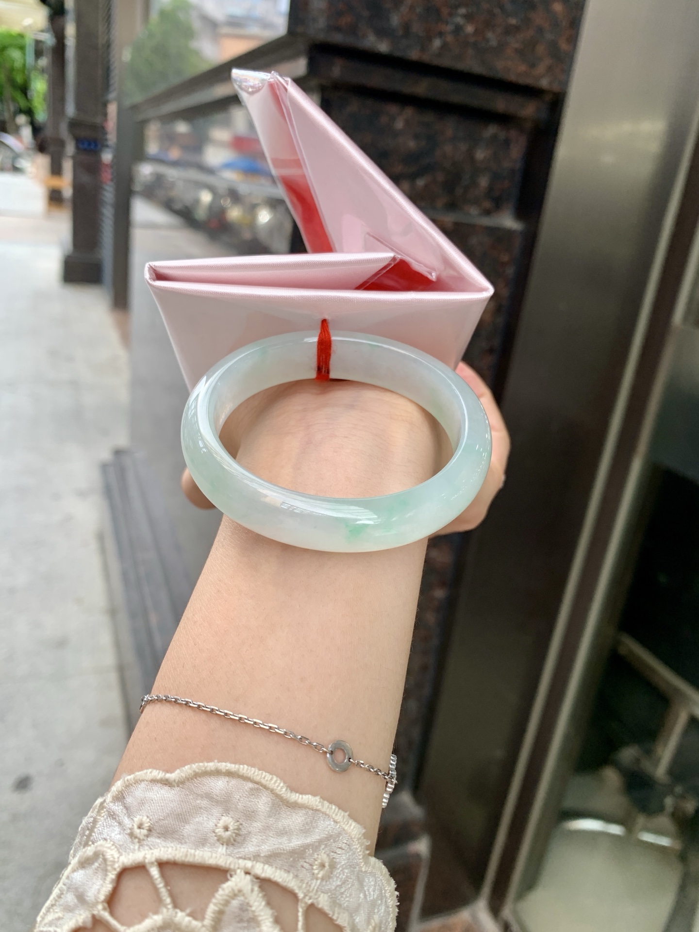 冰晴飘绿贵妃 54.1-47-7.1-12.8 0619-N1034 打灯细纹，底妆水润细腻，满圈晴绿底色飘几抹绿花，鲜艳得像新冒头的嫩芽，灵动清新，即柔和又充满生机