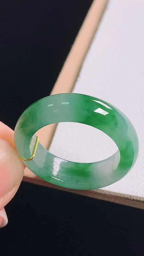 ️冰飘绿指环，无裂，尺寸:圈口15/17.4-6.0-3.3mm 15