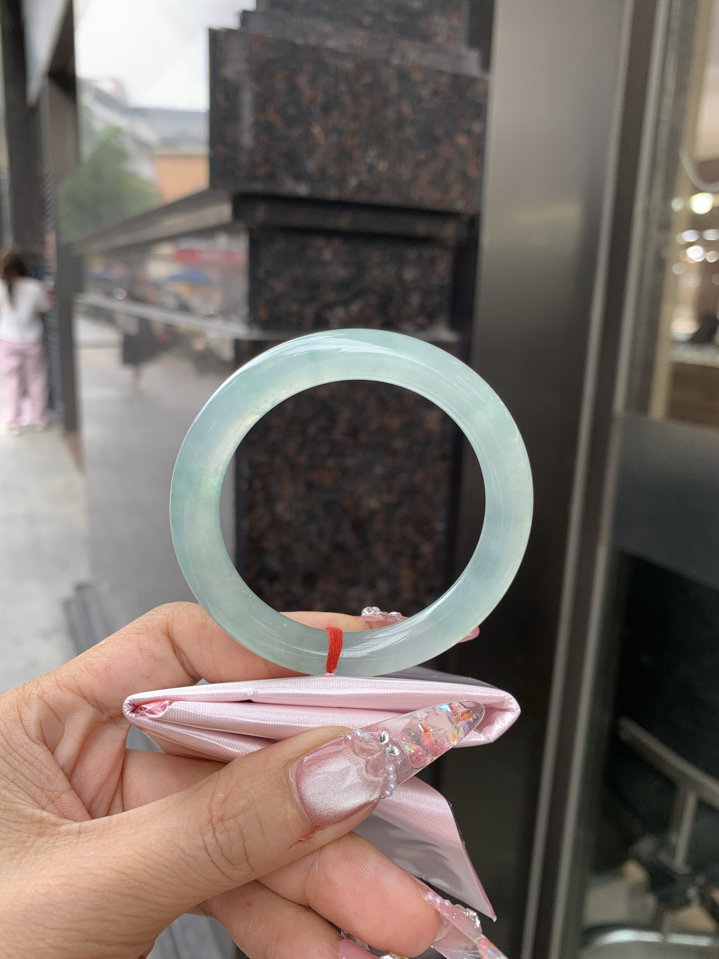 冰晴绿美人条 52.3-8.8-8.3 0619-N1035 打灯细纹，底妆胶润，满圈淡雅晴绿，像初春嫩芽落入清泉，均匀柔和，抬眼就是一片宁静感。