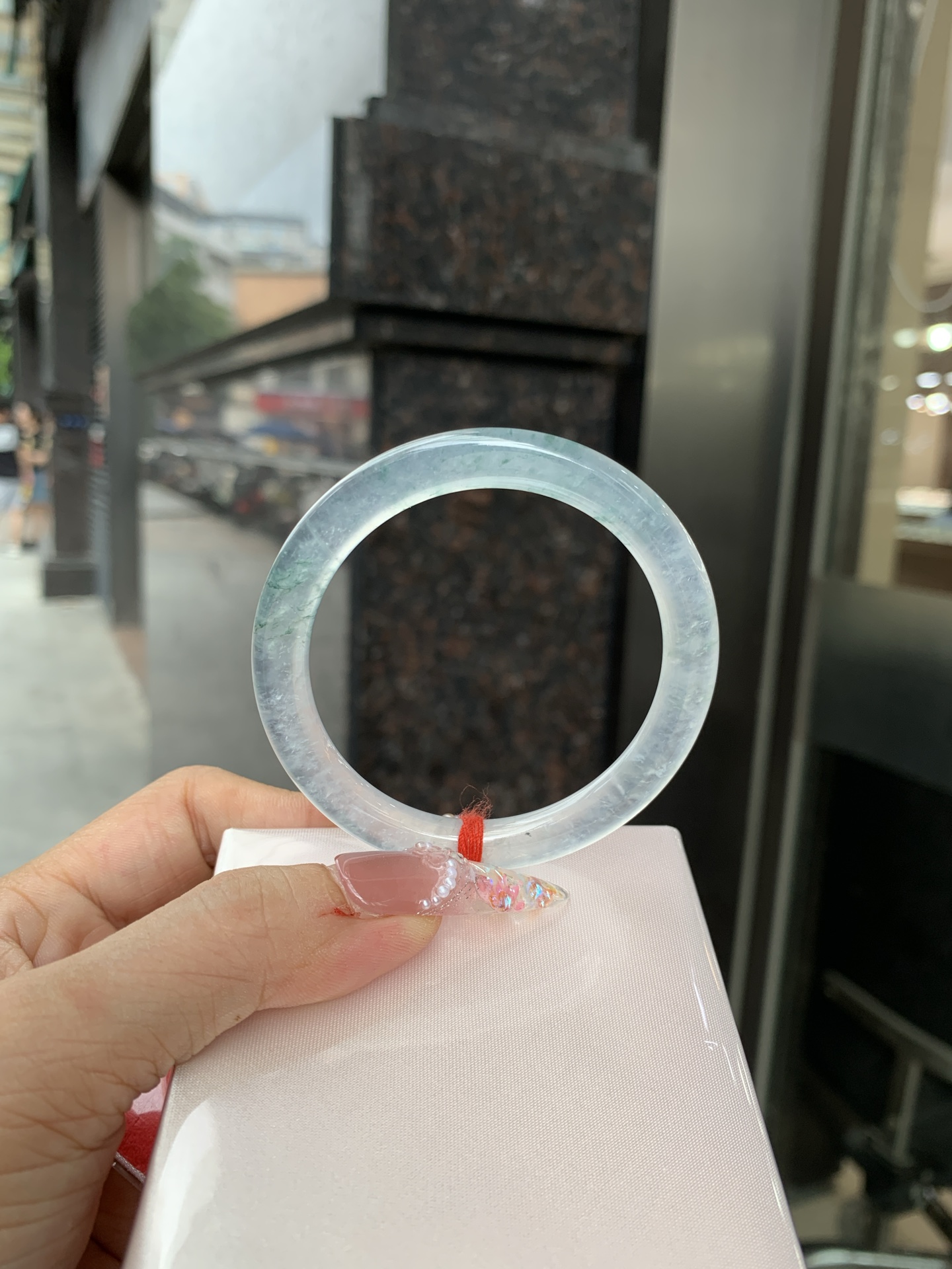 冰飘花方圆条 0619-HN1031 打灯细纹，底妆水透起光，冰底中开出了朵朵兰花，飘花灵动飘逸，勾勒出一幅唯美诗意的山水意境画，古典优雅又秀气