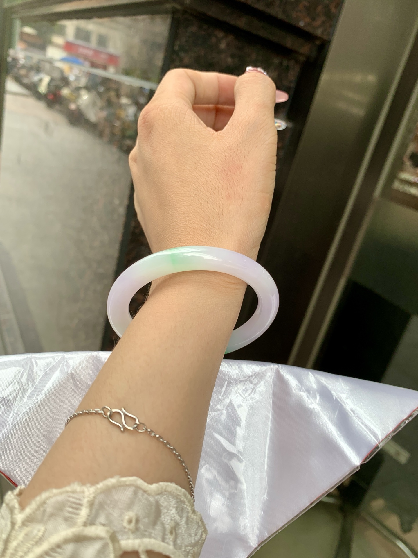 阳绿春彩美人条 51.7--8.1-7.6 0619-HN1030 打灯多处细纹，烟雨入春俏，彩祥出云端，阳绿碰上梦幻的春，半山半水特色春彩，像是融化了春天，所有美好交织在一起，上手贵气显眼。