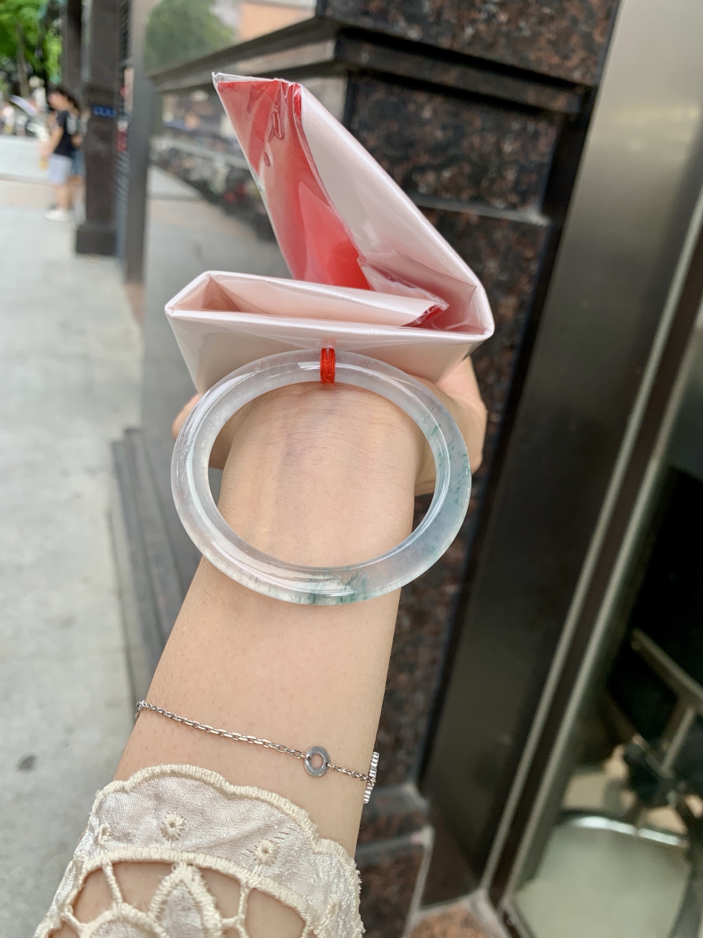 冰飘花方圆条 0619-HN1031 打灯细纹，底妆水透起光，冰底中开出了朵朵兰花，飘花灵动飘逸，勾勒出一幅唯美诗意的山水意境画，古典优雅又秀气