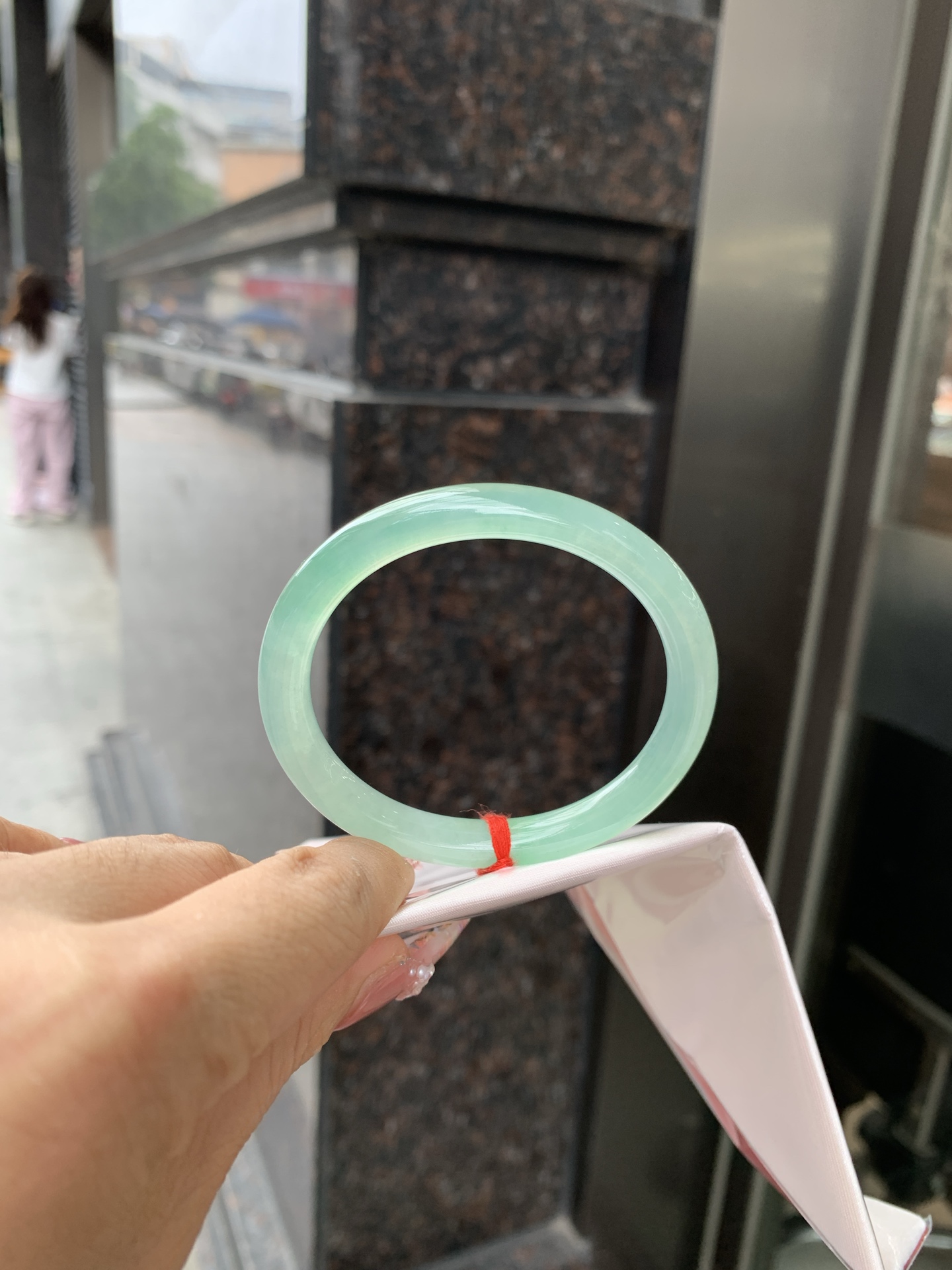 冰晴飘绿贵妃 54.1-48.2-7.2-7.7 0619-N1021-1 打灯细纹，底妆水润细腻，满圈晴绿底色飘金丝绿花，鲜艳得像新冒头的嫩芽，灵动清新，即柔和又充满生机